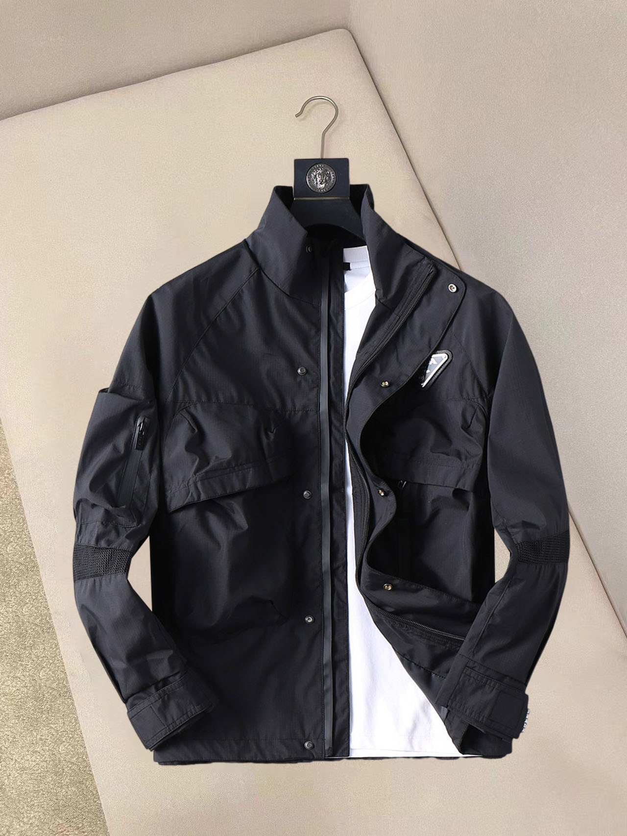 NO:132287,Prada's new spring jacket 2025, the new product on the show is perfect, comfortable and warm, the three standards have a complete color and full and attractive color, and the very outstanding design easily advances the sense of fashion, the workmanship is extremely exquisite and rigorous, and the wiring is neat and meticulous!  A masterpiece of a big-name designer!  The upper body doesn't look bloated and super handsome!  Spot code M ~ XXXL,,prada,jackets & coats,jackets & coats,alexander wang19860909普拉达 2025春季新款夹克外套,秀场新品品相非常完美,舒适保暖,三标齐全色泽饱满诱人,非常出彩的设计,轻松将时髦感进阶,做工极为考究严谨,走线工整细致！大牌设计师巨作！上身不显臃肿、超级帅气！现货码数M ～ XXXL,,prada,jackets & coats,jackets & coats,alexander wang,Men's clothing