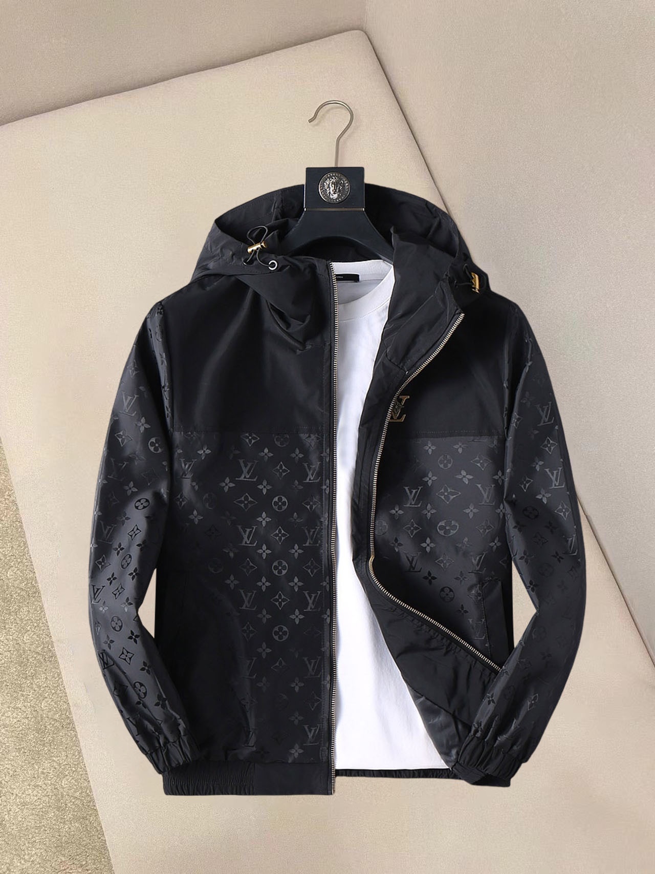 NO:132295,LV 2025 spring new jacket jacket, the new product on the show is perfect, comfortable and warm, the three standards are complete in color and full and attractive, and the very outstanding design easily advances the sense of fashion, the workmanship is extremely exquisite and rigorous, and the wiring is neat and meticulous!  A masterpiece of a big-name designer!  The upper body doesn't look bloated and super handsome!  Spot code M ~ XXXL,,louis vuitton,jackets & coats,jackets & coats,alexander wang19860909LV 2025春季新款夹克外套,秀场新品品相非常完美,舒适保暖,三标齐全色泽饱满诱人,非常出彩的设计,轻松将时髦感进阶,做工极为考究严谨,走线工整细致！大牌设计师巨作！上身不显臃肿、超级帅气！现货码数M ～ XXXL,,louis vuitton,jackets & coats,jackets & coats,alexander wang,Men's clothing