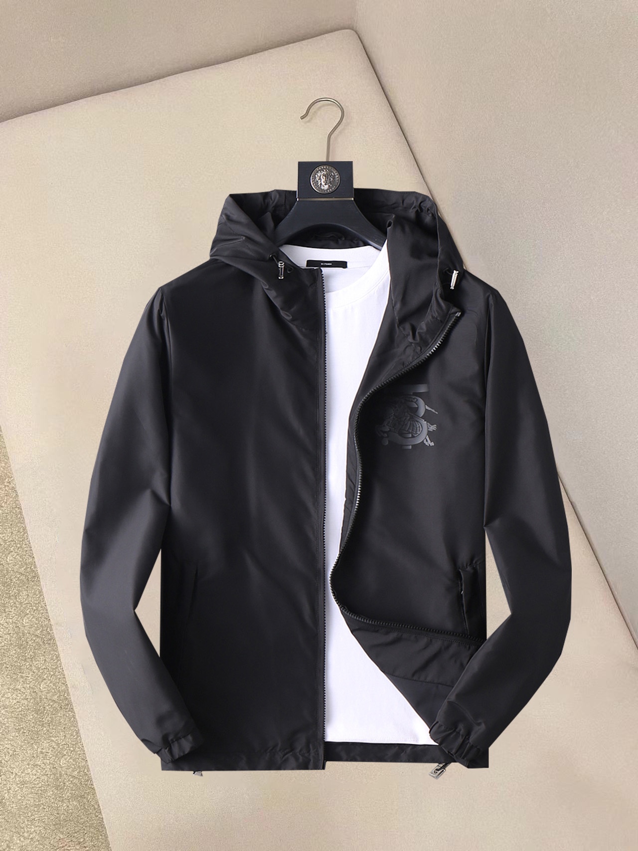 NO:132265,Burberry's new spring jacket for 2025, the new product on the show is perfect, comfortable and warm, the three-standard complete colors and full and attractive, and the very outstanding design easily advances the sense of fashion. The workmanship is extremely exquisite and rigorous, and the wiring is neat and meticulous!  A masterpiece of a big-name designer!  The upper body doesn't look bloated and super handsome!  Spot code M ~ XXXL,,burberry,jackets & coats,jackets & coats,alexander wang19860909巴宝莉 2025春季新款夹克外套,秀场新品品相非常完美,舒适保暖,三标齐全色泽饱满诱人,非常出彩的设计,轻松将时髦感进阶,做工极为考究严谨,走线工整细致！大牌设计师巨作！上身不显臃肿、超级帅气！现货码数M ～ XXXL,,burberry,jackets & coats,jackets & coats,alexander wang,Men's clothing