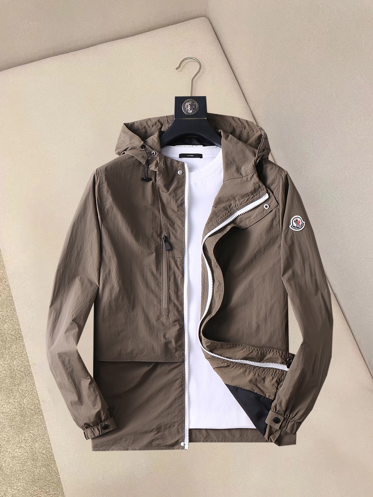 NO:132299,The new jacket and jacket for the spring of 2025 are perfect in the show, comfortable and warm, the three-standard complete colors and full and attractive, and the very outstanding design easily advances the sense of fashion. The workmanship is extremely exquisite and rigorous, and the wiring is neat and meticulous!  A masterpiece of a big-name designer!  The upper body doesn't look bloated and super handsome!  Spot code M ~ XXXL,,Moncler,jackets & coats,jackets & coats,alexander wang19860909蒙口 2025开春新款夹克外套,秀场新品品相非常完美,舒适保暖,三标齐全色泽饱满诱人,非常出彩的设计,轻松将时髦感进阶,做工极为考究严谨,走线工整细致！大牌设计师巨作！上身不显臃肿、超级帅气！现货码数M ～ XXXL,,Moncler,jackets & coats,jackets & coats,alexander wang,Men's clothing