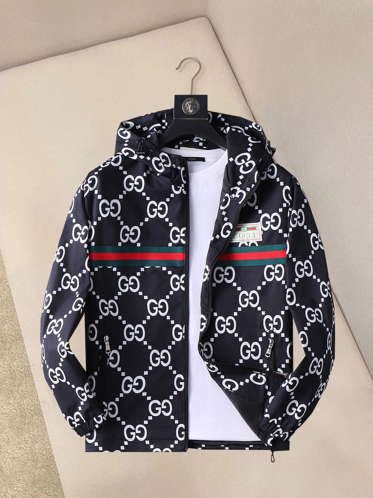 NO:132283,Guqi 2025 spring new jacket jacket, the new product on the show is perfect, comfortable and warm, the three standards are complete in color and full and attractive, and the very outstanding design easily advances the sense of fashion, the workmanship is extremely exquisite and rigorous, and the wiring is neat and meticulous!  A masterpiece of a big-name designer!  The upper body doesn't look bloated and super handsome!  Spot code M ~ XXXL,,jackets & coats,jackets & coats,alexander wang19860909古奇 2025春季新款夹克外套,秀场新品品相非常完美,舒适保暖,三标齐全色泽饱满诱人,非常出彩的设计,轻松将时髦感进阶,做工极为考究严谨,走线工整细致！大牌设计师巨作！上身不显臃肿、超级帅气！现货码数M ～ XXXL,,jackets & coats,jackets & coats,alexander wang,Men's clothing