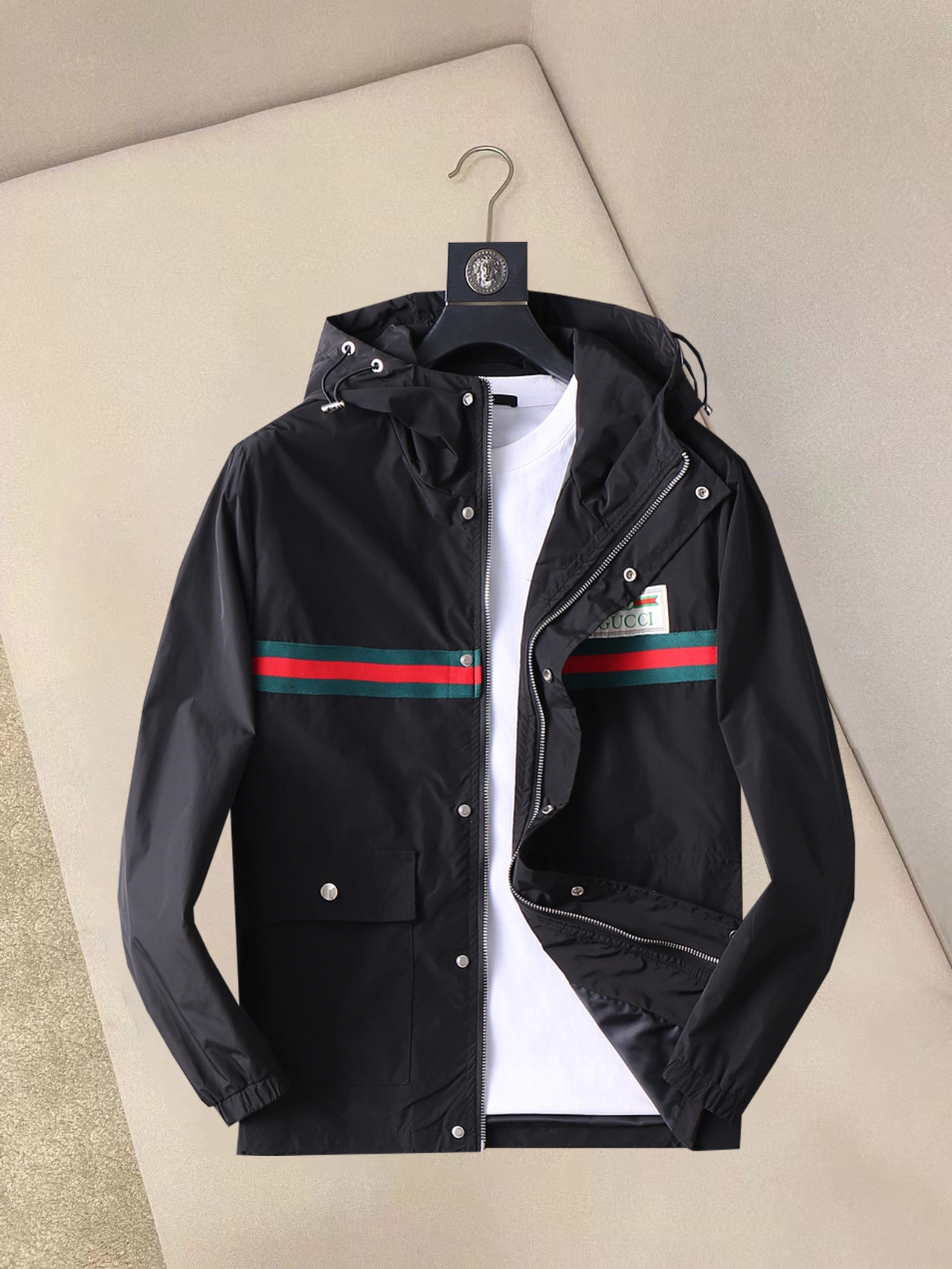 NO:132273,Guqi 2025 spring new jacket jacket, the new product on the show is perfect, comfortable and warm, the three standards are complete in color and full and attractive, and the very outstanding design easily advances the sense of fashion, the workmanship is extremely exquisite and rigorous, and the wiring is neat and meticulous!  A masterpiece of a big-name designer!  The upper body doesn't look bloated and super handsome!  Spot code M ~ XXXL,,jackets & coats,jackets & coats,alexander wang19860909古奇 2025春季新款夹克外套,秀场新品品相非常完美,舒适保暖,三标齐全色泽饱满诱人,非常出彩的设计,轻松将时髦感进阶,做工极为考究严谨,走线工整细致！大牌设计师巨作！上身不显臃肿、超级帅气！现货码数M ～ XXXL,,jackets & coats,jackets & coats,alexander wang,Men's clothing