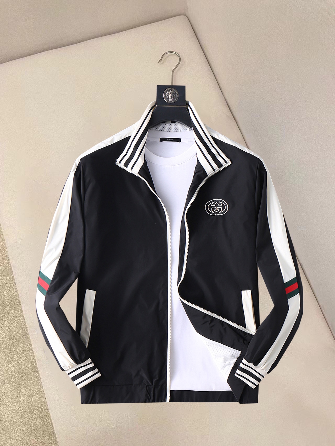 NO:132294,Guqi 2025 spring new jacket jacket, the new product on the show is perfect, comfortable and warm, the three standards are complete in color and full and attractive, and the very outstanding design easily advances the sense of fashion, the workmanship is extremely exquisite and rigorous, and the wiring is neat and meticulous!  A masterpiece of a big-name designer!  The upper body doesn't look bloated and super handsome!  Spot code M ~ XXXL,,jackets & coats,jackets & coats,alexander wang19860909古奇 2025春季新款夹克外套,秀场新品品相非常完美,舒适保暖,三标齐全色泽饱满诱人,非常出彩的设计,轻松将时髦感进阶,做工极为考究严谨,走线工整细致！大牌设计师巨作！上身不显臃肿、超级帅气！现货码数M ～ XXXL,,jackets & coats,jackets & coats,alexander wang,Men's clothing