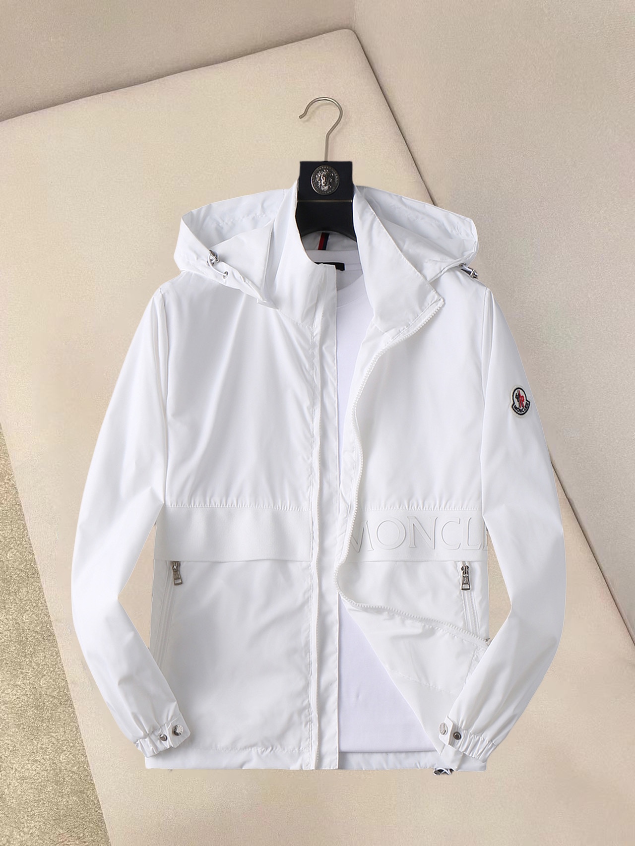 NO:132270,The new 2025 spring jacket, the new product on the show is perfect, comfortable and warm, the three-standard complete colors and full and attractive, and the very outstanding design easily advances the sense of fashion. The workmanship is extremely exquisite and rigorous, and the wiring is neat and meticulous!  A masterpiece of a big-name designer!  The upper body doesn't look bloated and super handsome!  Spot code M ~ XXXL,,Moncler,jackets & coats,jackets & coats,alexander wang19860909蒙口 2025春季新款夹克外套,秀场新品品相非常完美,舒适保暖,三标齐全色泽饱满诱人,非常出彩的设计,轻松将时髦感进阶,做工极为考究严谨,走线工整细致！大牌设计师巨作！上身不显臃肿、超级帅气！现货码数M ～ XXXL,,Moncler,jackets & coats,jackets & coats,alexander wang,Men's clothing