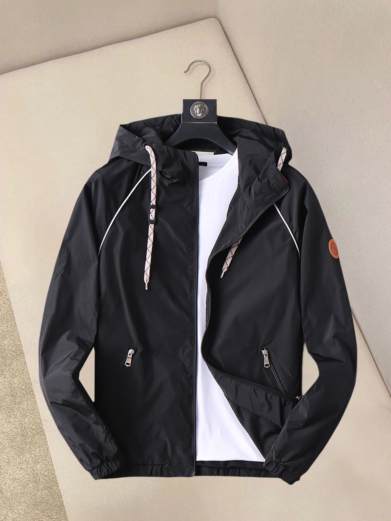 NO:132303,Guqi 2025 spring new jacket jacket, the new product on the show is perfect, comfortable and warm, the three standards are complete in color and full and attractive, and the very outstanding design easily advances the sense of fashion, the workmanship is extremely exquisite and rigorous, and the wiring is neat and meticulous!  A masterpiece of a big-name designer!  The upper body doesn't look bloated and super handsome!  Spot code M ~ XXXL,,jackets & coats,jackets & coats,alexander wang19860909古奇 2025春季新款夹克外套,秀场新品品相非常完美,舒适保暖,三标齐全色泽饱满诱人,非常出彩的设计,轻松将时髦感进阶,做工极为考究严谨,走线工整细致！大牌设计师巨作！上身不显臃肿、超级帅气！现货码数M ～ XXXL,,jackets & coats,jackets & coats,alexander wang,Men's clothing