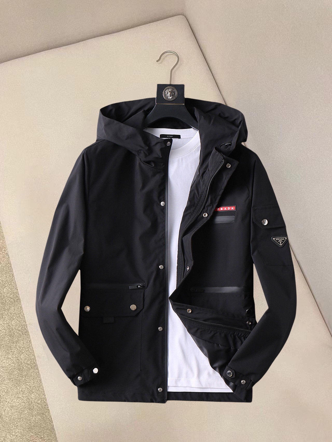 NO:132286,Prada's new spring jacket 2025, the new product on the show is perfect, comfortable and warm, the three-standard complete colors and full and attractive, and the very outstanding design easily advances the sense of fashion. The workmanship is extremely exquisite and rigorous, and the wiring is neat and meticulous!  A masterpiece of a big-name designer!  The upper body doesn't look bloated and super handsome!  Spot code M ~ XXXL,,prada,jackets & coats,jackets & coats,alexander wang19860909普拉达 2025春季新款夹克外套,秀场新品品相非常完美,舒适保暖,三标齐全色泽饱满诱人,非常出彩的设计,轻松将时髦感进阶,做工极为考究严谨,走线工整细致！大牌设计师巨作！上身不显臃肿、超级帅气！现货码数M ～ XXXL,,prada,jackets & coats,jackets & coats,alexander wang,Men's clothing