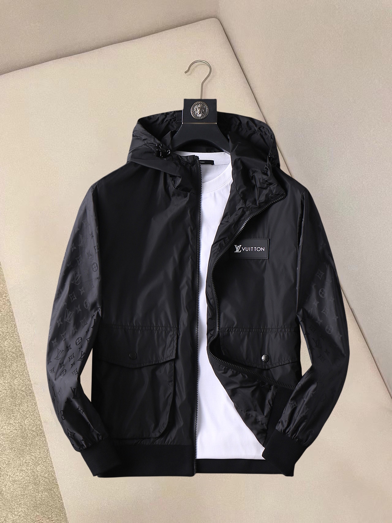 NO:132289,LV 2025 spring new jacket jacket, the new product on the show is perfect, comfortable and warm, the three standards are complete in color and full and attractive, and the very outstanding design easily advances the sense of fashion, the workmanship is extremely exquisite and rigorous, and the wiring is neat and meticulous!  A masterpiece of a big-name designer!  The upper body doesn't look bloated and super handsome!  Spot code M ~ XXXL,,louis vuitton,jackets & coats,jackets & coats,alexander wang19860909LV 2025春季新款夹克外套,秀场新品品相非常完美,舒适保暖,三标齐全色泽饱满诱人,非常出彩的设计,轻松将时髦感进阶,做工极为考究严谨,走线工整细致！大牌设计师巨作！上身不显臃肿、超级帅气！现货码数M ～ XXXL,,louis vuitton,jackets & coats,jackets & coats,alexander wang,Men's clothing