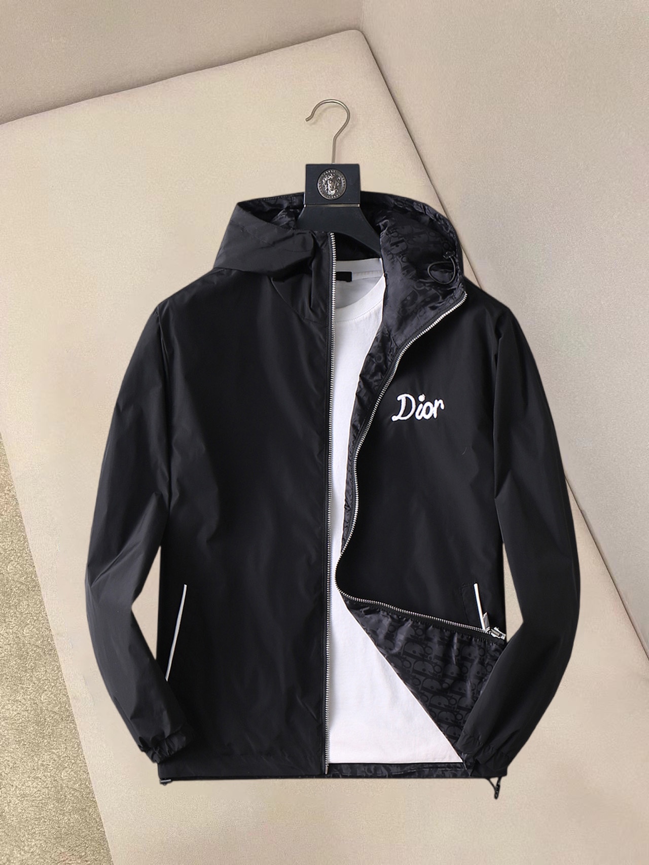 NO:132292,Dior double-sided wear, 2025 spring new jacket jacket, the new product on the show is perfect, comfortable and warm, the three-standard complete colors and full and attractive, and the very outstanding design easily advances the sense of fashion, the workmanship is extremely exquisite and rigorous, and the wiring is neat and meticulous!  A masterpiece of a big-name designer!  The upper body doesn't look bloated and super handsome!  Spot code M ~ XXXL,,dior,jackets & coats,jackets & coats,alexander wang19860909迪奥 双面穿,2025春季新款夹克外套,秀场新品品相非常完美,舒适保暖,三标齐全色泽饱满诱人,非常出彩的设计,轻松将时髦感进阶,做工极为考究严谨,走线工整细致！大牌设计师巨作！上身不显臃肿、超级帅气！现货码数M ～ XXXL,,dior,jackets & coats,jackets & coats,alexander wang,Men's clothing