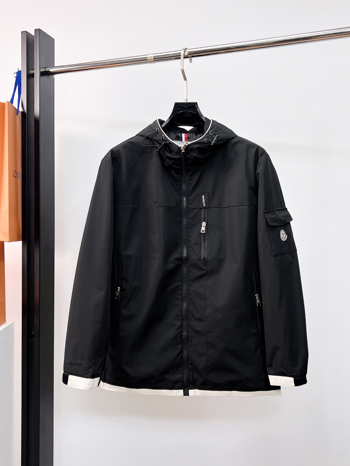 NO:130726,The new 2025 spring jacket, the new product on the show is perfect, comfortable and warm, the three-standard complete colors and full and attractive, and the very outstanding design easily advances the sense of fashion. The workmanship is extremely exquisite and rigorous, and the wiring is neat and meticulous!  A masterpiece of a big-name designer!  The upper body doesn't look bloated and super handsome!  Spot code M ~ 3XL, Moncler, jackets & coats, jackets & coats, alexander wang19860909蒙口 2025春季新款夹克外套,秀场新品品相非常完美,舒适保暖,三标齐全色泽饱满诱人,非常出彩的设计,轻松将时髦感进阶,做工极为考究严谨,走线工整细致！大牌设计师巨作！上身不显臃肿、超级帅气！现货码数M ～ 3XL,,Moncler,jackets & coats,jackets & coats,alexander wang,Men's clothing