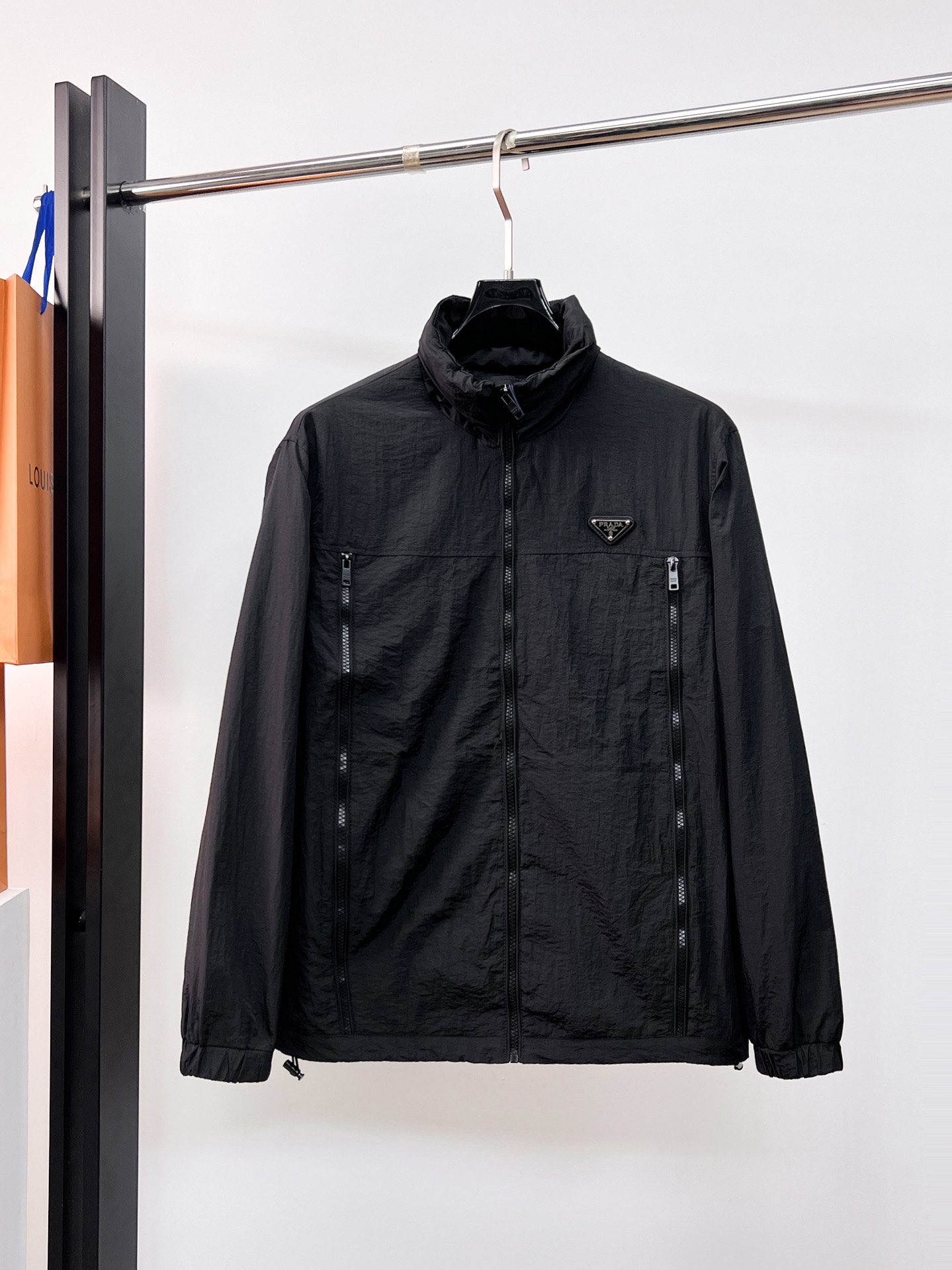 NO:130709,Prada's new spring jacket 2025, the new product on the show is perfect, comfortable and warm, the three standards have a complete color and full and attractive color, and the very outstanding design easily advances the sense of fashion, the workmanship is extremely exquisite and rigorous, and the wiring is neat and meticulous!  A masterpiece of a big-name designer!  The upper body doesn't look bloated and super handsome!  Spot code M ~ 3XL,,prada,jackets & coats,jackets & coats,alexander wang19860909普拉达 2025春季新款夹克外套,秀场新品品相非常完美,舒适保暖,三标齐全色泽饱满诱人,非常出彩的设计,轻松将时髦感进阶,做工极为考究严谨,走线工整细致！大牌设计师巨作！上身不显臃肿、超级帅气！现货码数M ～ 3XL,,prada,jackets & coats,jackets & coats,alexander wang,Men's clothing