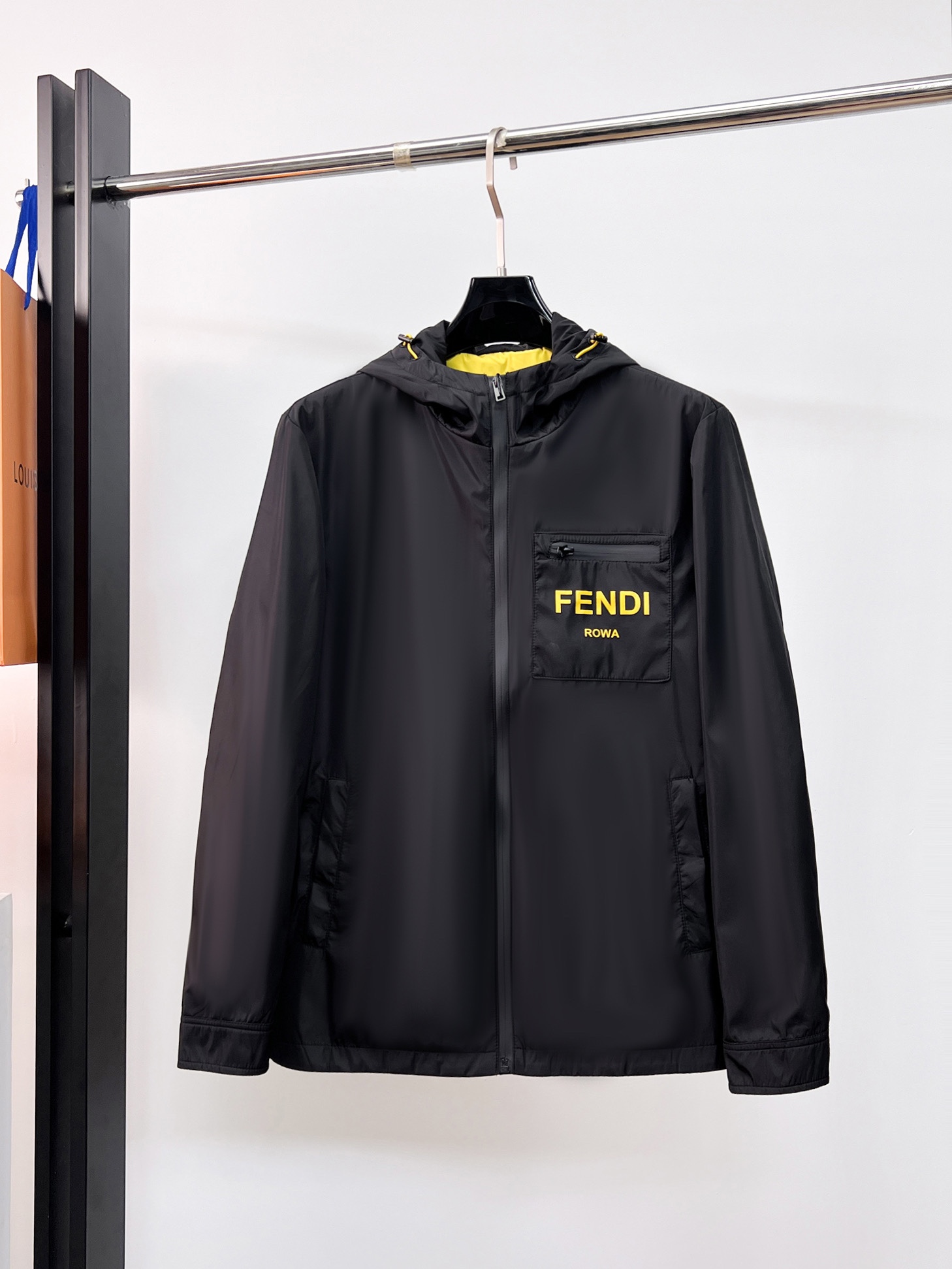 NO:130711,Fendi 2025 spring new jacket jacket, the new product on the show is perfect, comfortable and warm, the three standards are complete in color and full and attractive, and the very outstanding design easily advances the sense of fashion, the workmanship is extremely exquisite and rigorous, and the wiring is neat and meticulous!  A masterpiece of a big-name designer!  The upper body doesn't look bloated and super handsome!  Spot code M ~ 3XL,,fendi,jackets & coats,jackets & coats,alexander wang19860909芬迪 2025春季新款夹克外套,秀场新品品相非常完美,舒适保暖,三标齐全色泽饱满诱人,非常出彩的设计,轻松将时髦感进阶,做工极为考究严谨,走线工整细致！大牌设计师巨作！上身不显臃肿、超级帅气！现货码数M ～ 3XL,,fendi,jackets & coats,jackets & coats,alexander wang,Men's clothing