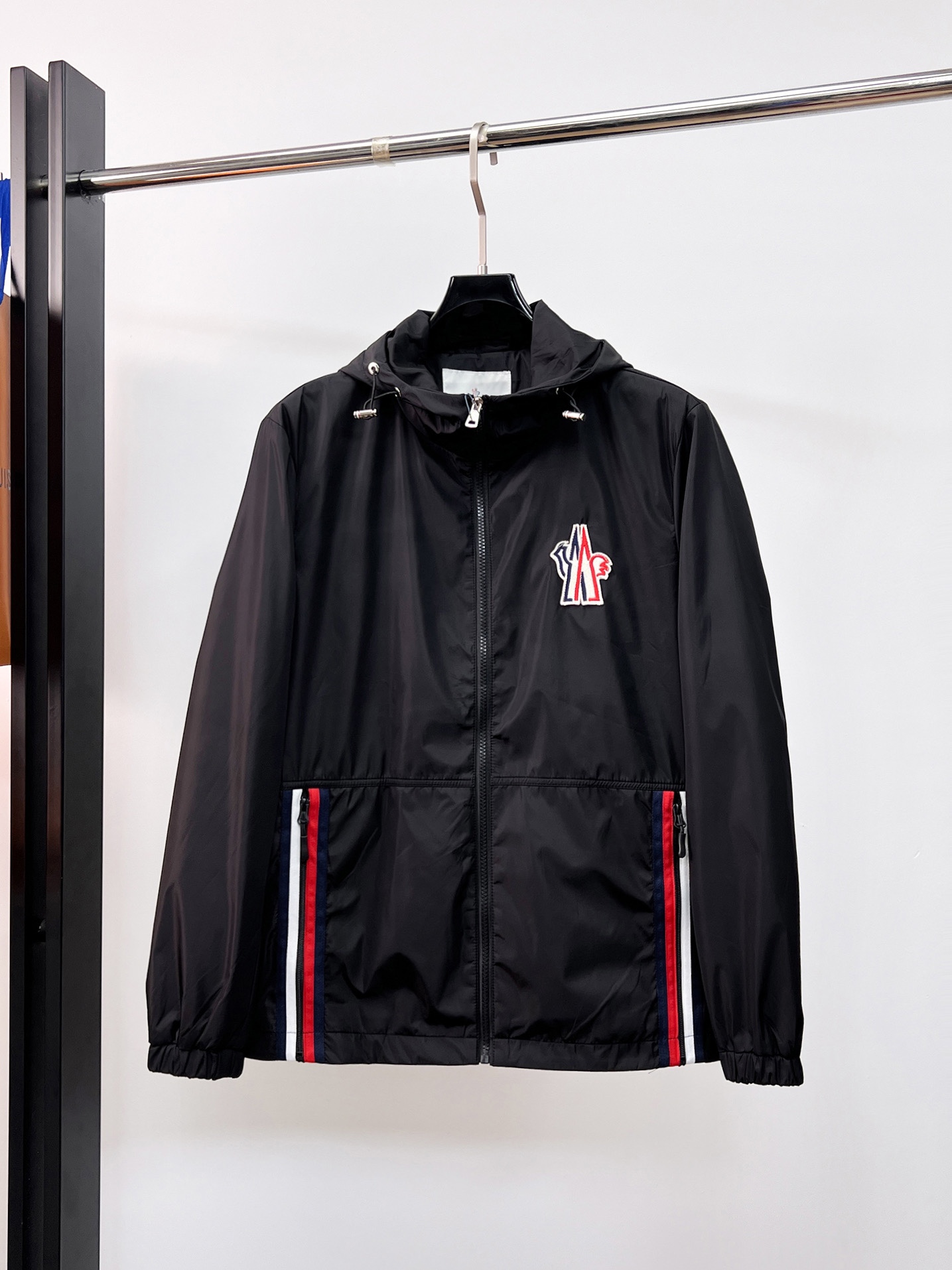 NO:130716,The new 2025 spring jacket, the new product on the show is perfect, comfortable and warm, the three-standard complete colors and full and attractive, and the very outstanding design easily advances the sense of fashion. The workmanship is extremely exquisite and rigorous, and the wiring is neat and meticulous!  A masterpiece of a big-name designer!  The upper body doesn't look bloated and super handsome!  Spot code M ~ 3XL, Moncler, jackets & coats, jackets & coats, alexander wang19860909蒙口 2025春季新款夹克外套,秀场新品品相非常完美,舒适保暖,三标齐全色泽饱满诱人,非常出彩的设计,轻松将时髦感进阶,做工极为考究严谨,走线工整细致！大牌设计师巨作！上身不显臃肿、超级帅气！现货码数M ～ 3XL,,Moncler,jackets & coats,jackets & coats,alexander wang,Men's clothing