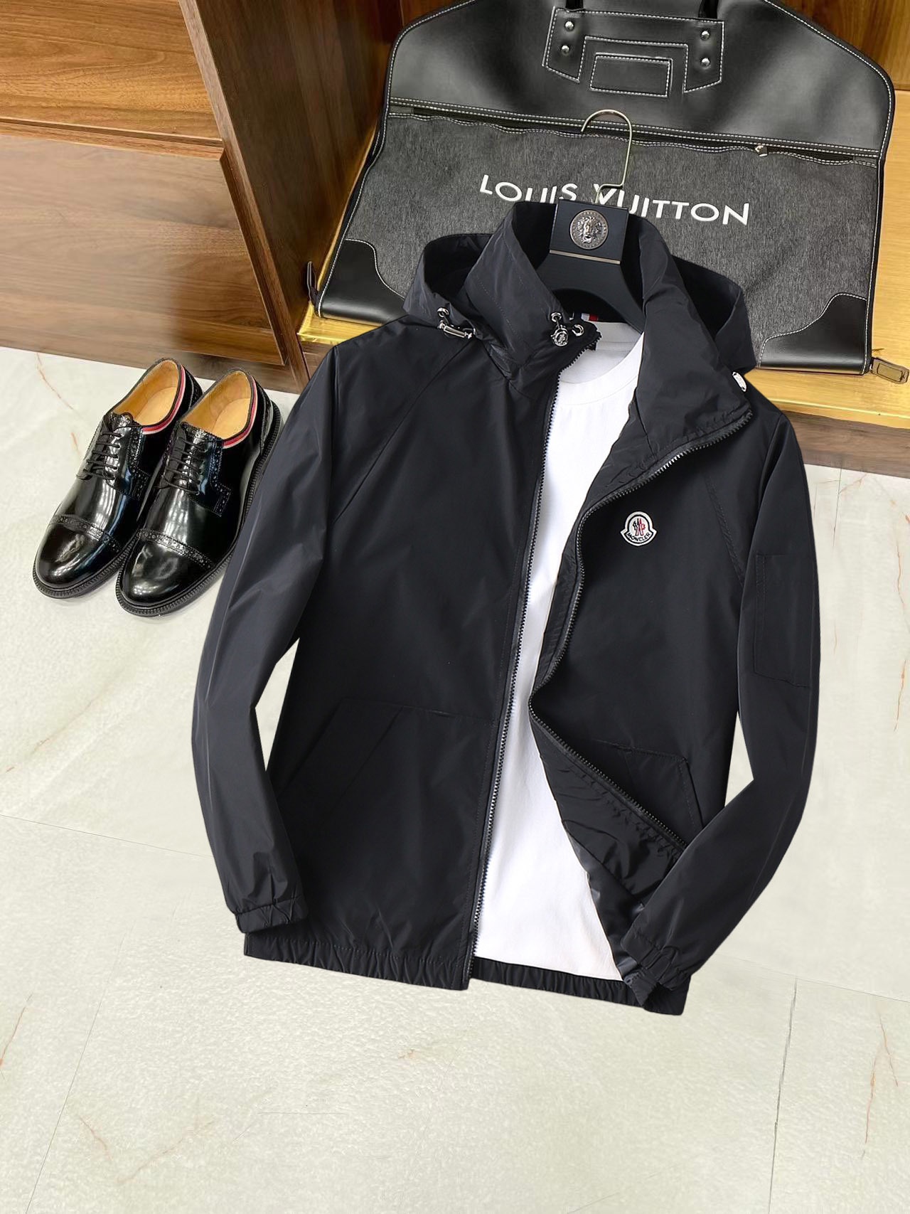 NO:134923,The new men's jacket with covers the mouth, the original three-standard full high-end version!  Customized fabrics for counters are breathable and comfortable, with impeccable details, brand elements design concept, professional purchasing level reflects high quality. The feel is delicate and soft!  It is casually cut, with a great upper body style!  Code number M~XXXL, Moncler, jackets & coats, jackets & coats, alexander wang19860909蒙口 开秋新款男士夹克外套,原单三标齐全高端版本！专柜定制面料 透气舒适度高,细节无可挑剔,品牌元素设计理念,专业代购级体现高品质.手感细腻柔软！呈现休闲裁剪,上身版型超赞！码数M～XXXL,,Moncler,jackets & coats,jackets & coats,alexander wang,Men's clothing