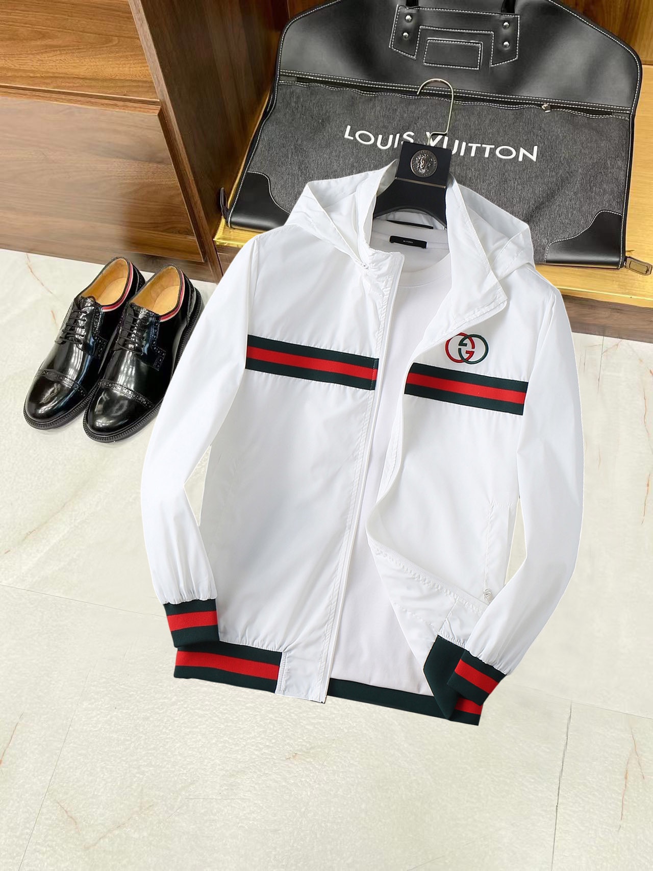 NO:134926,Guqi Kaiqiu new men's jacket, original single three-standard full high-end version!  Customized fabrics for counters are breathable and comfortable, with impeccable details, brand elements design concept, professional purchasing level reflects high quality. The feel is delicate and soft!  It is casually cut, with a great upper body style!  Code number M~XXXL,,jackets & coats,jackets & coats,alexander wang19860909古奇 开秋新款男士夹克外套,原单三标齐全高端版本！专柜定制面料 透气舒适度高,细节无可挑剔,品牌元素设计理念,专业代购级体现高品质.手感细腻柔软！呈现休闲裁剪,上身版型超赞！码数M～XXXL,,jackets & coats,jackets & coats,alexander wang,Men's clothing