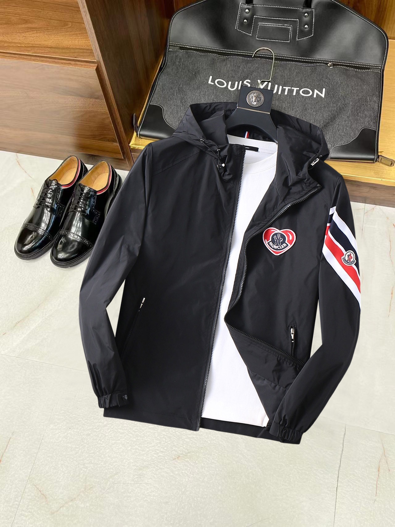 NO:134929,The new men's jacket with covers the mouth, the original three-standard full high-end version!  Customized fabrics for counters are breathable and comfortable, with impeccable details, brand elements design concept, professional purchasing level reflects high quality. The feel is delicate and soft!  It is casually cut, with a great upper body style!  Code number M~XXXL, Moncler, jackets & coats, jackets & coats, alexander wang19860909蒙口 开秋新款男士夹克外套,原单三标齐全高端版本！专柜定制面料 透气舒适度高,细节无可挑剔,品牌元素设计理念,专业代购级体现高品质.手感细腻柔软！呈现休闲裁剪,上身版型超赞！码数M～XXXL,,Moncler,jackets & coats,jackets & coats,alexander wang,Men's clothing