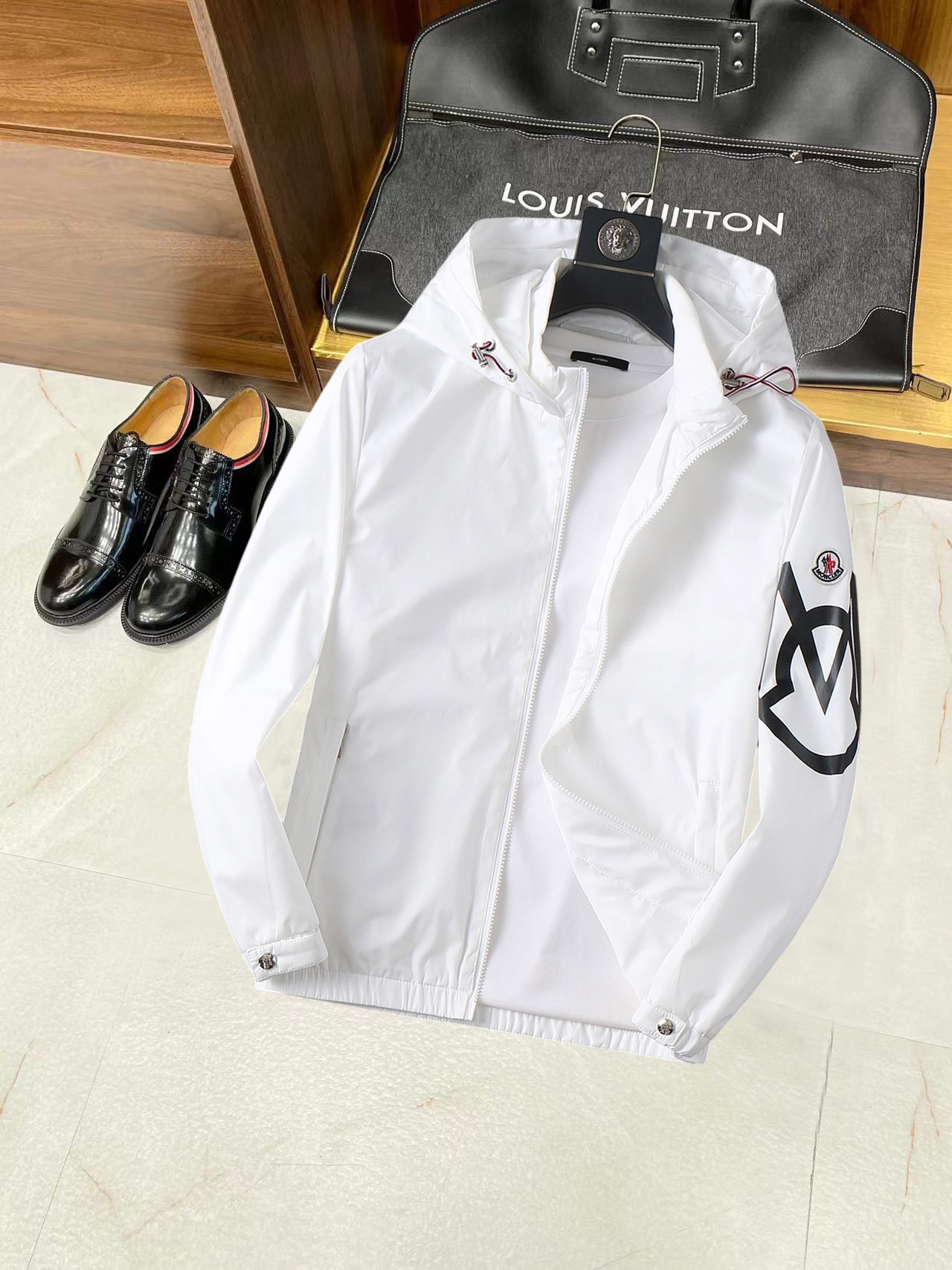 NO:134935,The new men's jacket with covers the mouth, the original three-standard full high-end version!  Customized fabrics for counters are breathable and comfortable, with impeccable details, brand elements design concept, professional purchasing level reflects high quality. The feel is delicate and soft!  It is casually cut, with a great upper body style!  Code number M~XXXL, Moncler, jackets & coats, jackets & coats, alexander wang19860909蒙口 开秋新款男士夹克外套,原单三标齐全高端版本！专柜定制面料 透气舒适度高,细节无可挑剔,品牌元素设计理念,专业代购级体现高品质.手感细腻柔软！呈现休闲裁剪,上身版型超赞！码数M～XXXL,,Moncler,jackets & coats,jackets & coats,alexander wang,Men's clothing