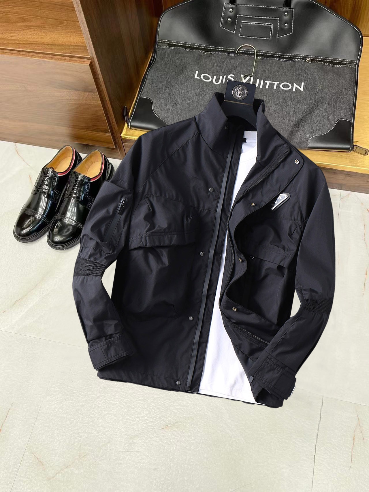 NO:134961,Prada Kaiqiu new men's jacket, original single three-standard full high-end version!  Customized fabrics for counters are breathable and comfortable, with impeccable details, brand elements design concept, professional purchasing level reflects high quality. The feel is delicate and soft!  It is casually cut, with a great upper body style!  Code number M~XXXL,,prada,jackets & coats,jackets & coats,alexander wang19860909普拉达 开秋新款男士夹克外套,原单三标齐全高端版本！专柜定制面料 透气舒适度高,细节无可挑剔,品牌元素设计理念,专业代购级体现高品质.手感细腻柔软！呈现休闲裁剪,上身版型超赞！码数M～XXXL,,prada,jackets & coats,jackets & coats,alexander wang,Men's clothing