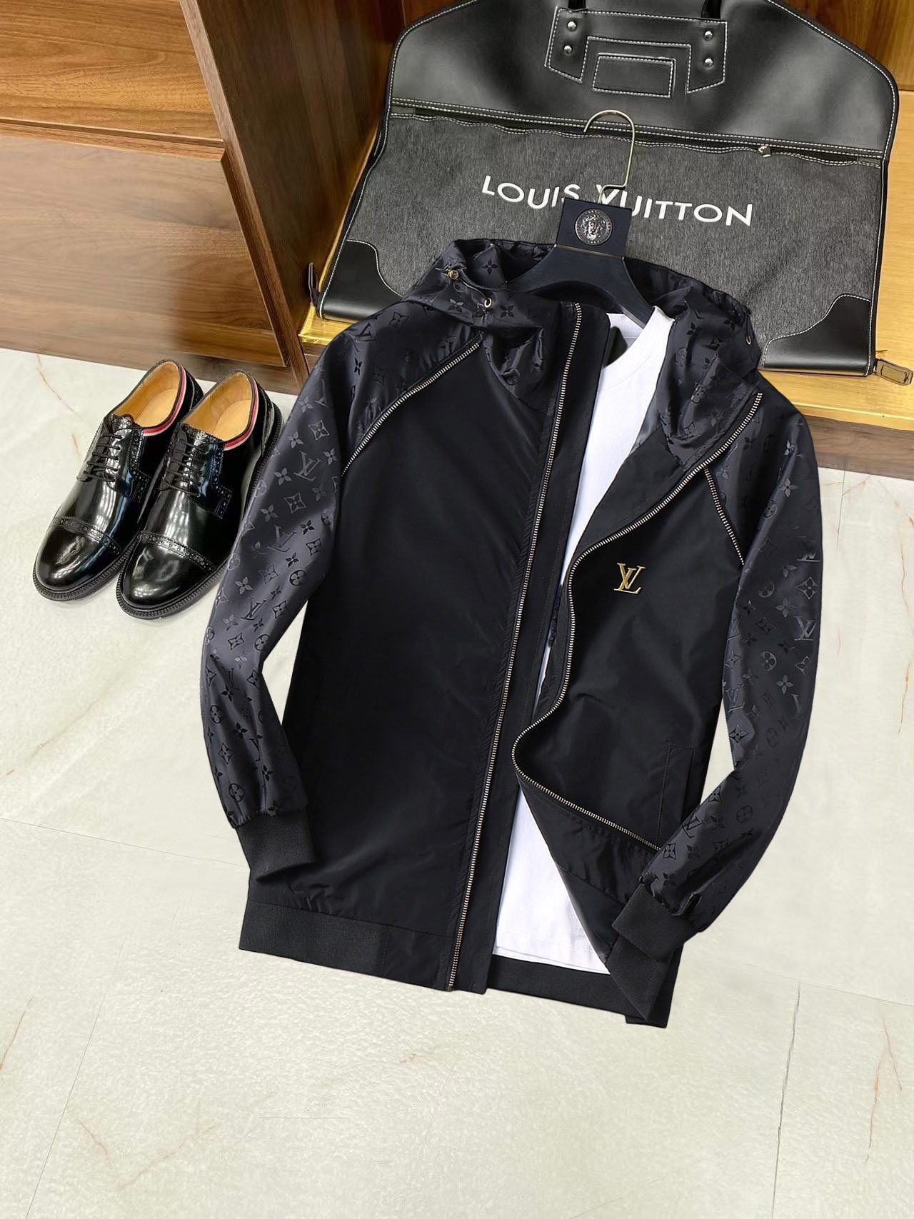 NO:134938,LV Kaiqiu new men's jacket, original single three-standard full high-end version!  Customized fabrics for counters are breathable and comfortable, with impeccable details, brand elements design concept, professional purchasing level reflects high quality. The feel is delicate and soft!  It is casually cut, with a great upper body style!  Number of codes M~XXXL, louis vuitton,jackets & coats,jackets & coats,alexander wang19860909LV 开秋新款男士夹克外套,原单三标齐全高端版本！专柜定制面料 透气舒适度高,细节无可挑剔,品牌元素设计理念,专业代购级体现高品质.手感细腻柔软！呈现休闲裁剪,上身版型超赞！码数M～XXXL,,louis vuitton,jackets & coats,jackets & coats,alexander wang,Men's clothing