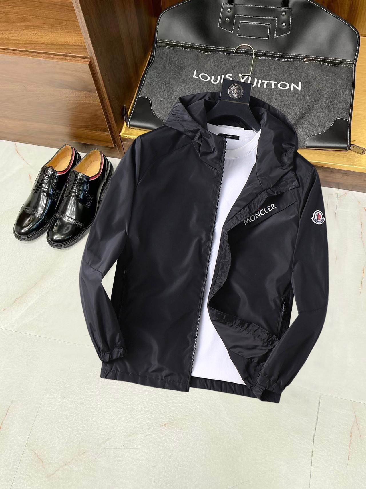 NO:134941,The new men's jacket with covers the mouth, the original three-standard full high-end version!  Customized fabrics for counters are breathable and comfortable, with impeccable details, brand elements design concept, professional purchasing level reflects high quality. The feel is delicate and soft!  It is casually cut, with a great upper body style!  Code number M~XXXL, Moncler, jackets & coats, jackets & coats, alexander wang19860909蒙口 开秋新款男士夹克外套,原单三标齐全高端版本！专柜定制面料 透气舒适度高,细节无可挑剔,品牌元素设计理念,专业代购级体现高品质.手感细腻柔软！呈现休闲裁剪,上身版型超赞！码数M～XXXL,,Moncler,jackets & coats,jackets & coats,alexander wang,Men's clothing