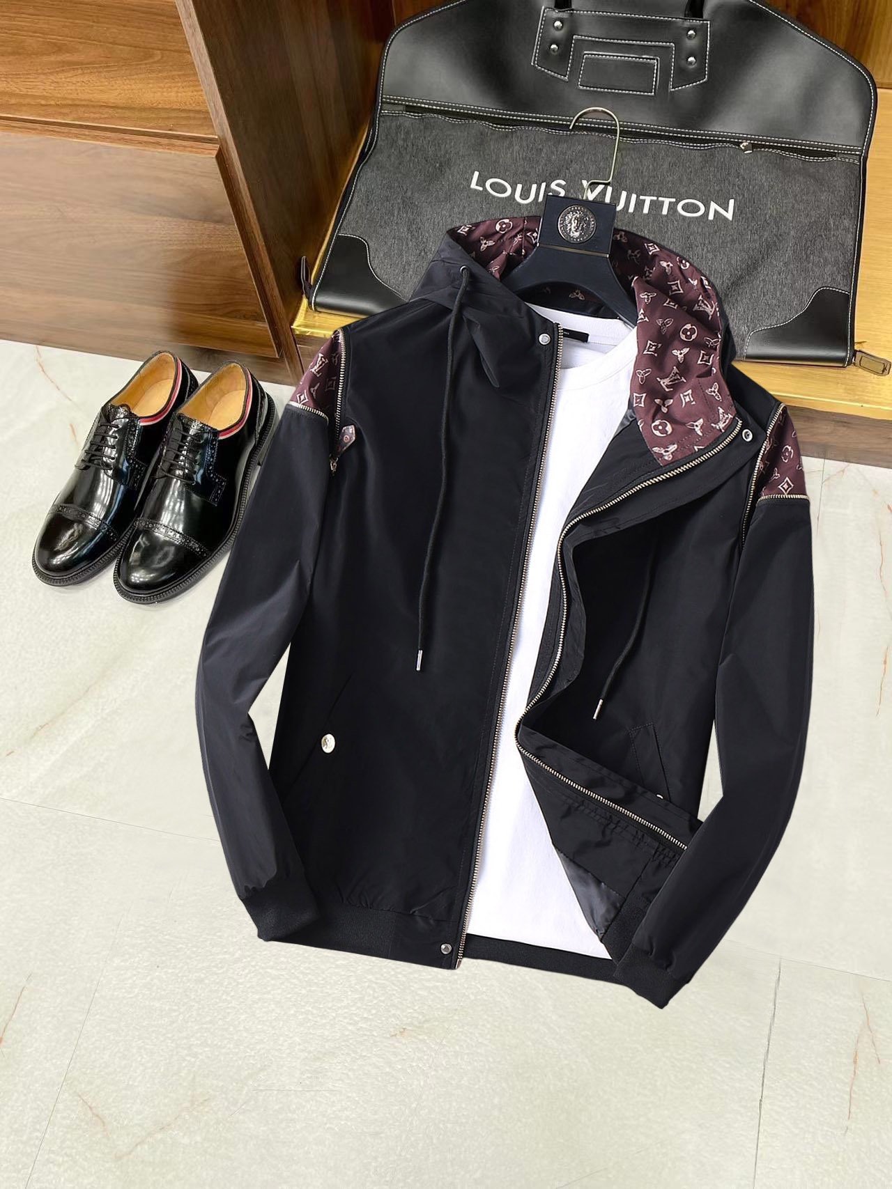 NO:134944,LV Kaiqiu new men's jacket, original single three-standard full high-end version!  Customized fabrics for counters are breathable and comfortable, with impeccable details, brand elements design concept, professional purchasing level reflects high quality. The feel is delicate and soft!  It is casually cut, with a great upper body style!  Number of codes M~XXXL, louis vuitton,jackets & coats,jackets & coats,alexander wang19860909LV 开秋新款男士夹克外套,原单三标齐全高端版本！专柜定制面料 透气舒适度高,细节无可挑剔,品牌元素设计理念,专业代购级体现高品质.手感细腻柔软！呈现休闲裁剪,上身版型超赞！码数M～XXXL,,louis vuitton,jackets & coats,jackets & coats,alexander wang,Men's clothing