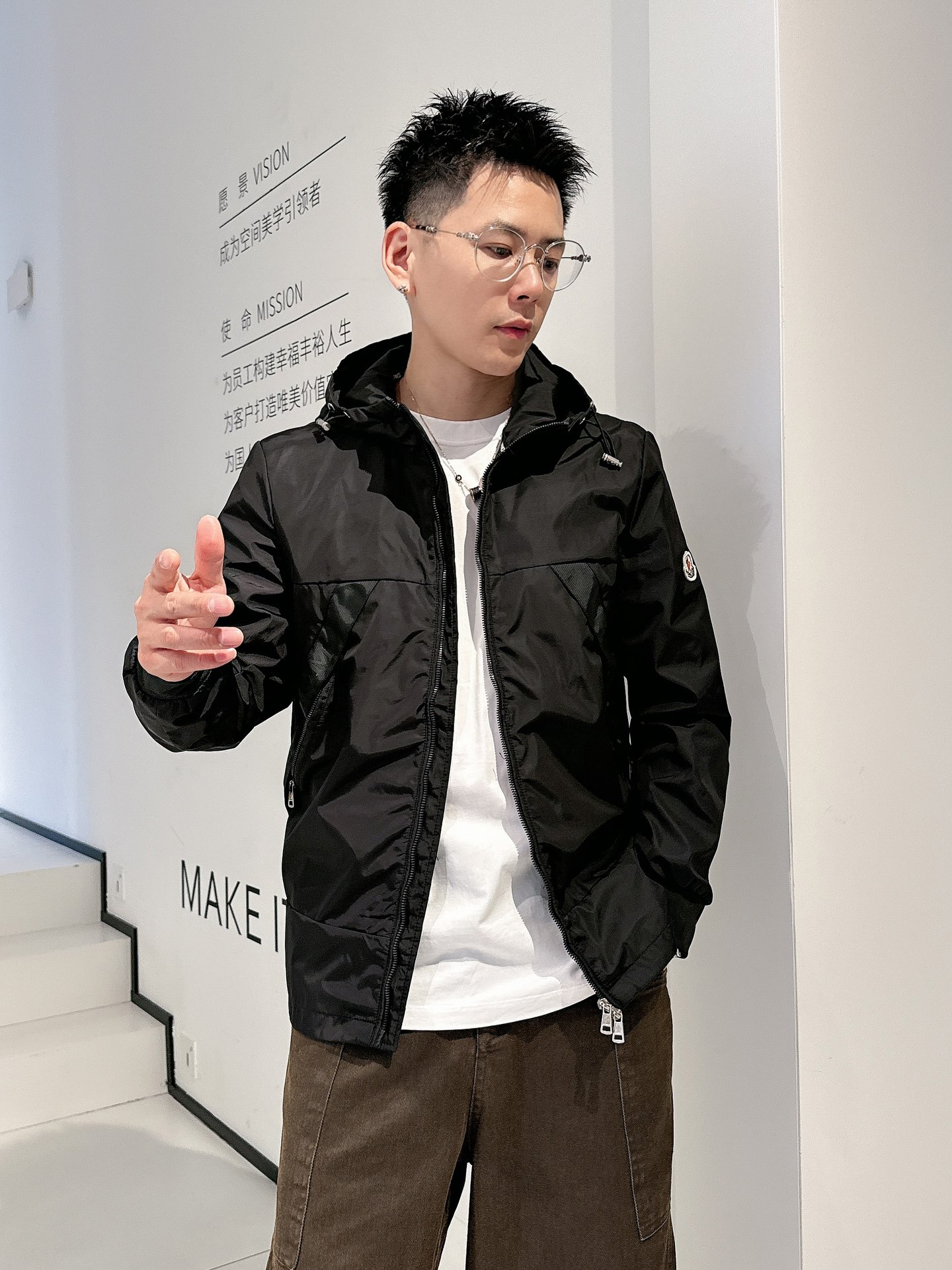 NO:513132,The new 2025 autumn jacket, the new product on the show is perfect, comfortable and warm, the three-standard complete colors and full and attractive, and the very outstanding design easily advances the sense of fashion. The workmanship is extremely exquisite and rigorous, and the wiring is neat and meticulous!  A masterpiece of a big-name designer!  The upper body doesn't look bloated and super handsome!  Spot code M ~ XXXL,,Moncler,jackets & coats,jackets & coats,alexander wang19860909蒙口 2025秋季新款夹克外套,秀场新品品相非常完美,舒适保暖,三标齐全色泽饱满诱人,非常出彩的设计,轻松将时髦感进阶,做工极为考究严谨,走线工整细致！大牌设计师巨作！上身不显臃肿、超级帅气！现货码数M ～ XXXL,,Moncler,jackets & coats,jackets & coats,alexander wang,Men's clothing