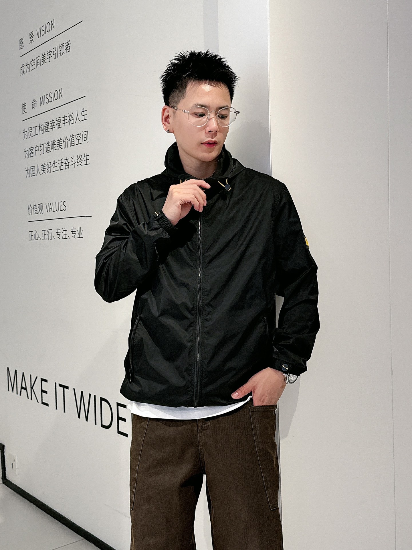 NO:513135,Fendi 2025 autumn new jacket jacket, the new product on the show is perfect, comfortable and warm, the three standards are complete in color and full and attractive, and the very outstanding design easily advances the sense of fashion, the workmanship is extremely exquisite and rigorous, and the wiring is neat and meticulous!  A masterpiece of a big-name designer!  The upper body doesn't look bloated and super handsome!  Spot code M ~ XXXL,,fendi,jackets & coats,jackets & coats,alexander wang19860909芬迪 2025秋季新款夹克外套,秀场新品品相非常完美,舒适保暖,三标齐全色泽饱满诱人,非常出彩的设计,轻松将时髦感进阶,做工极为考究严谨,走线工整细致！大牌设计师巨作！上身不显臃肿、超级帅气！现货码数M ～ XXXL,,fendi,jackets & coats,jackets & coats,alexander wang,Men's clothing