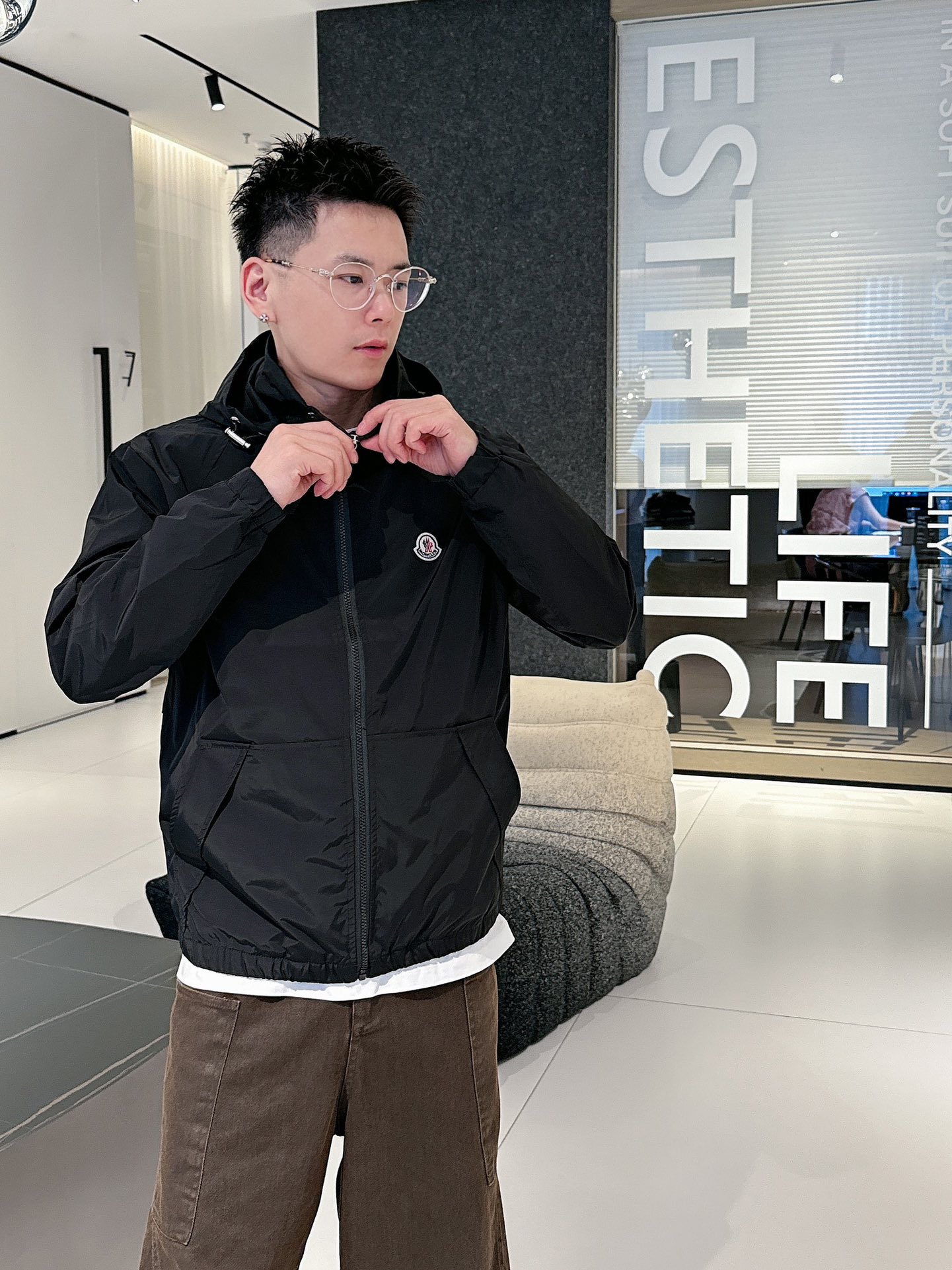 NO:513138,The new 2025 autumn jacket, the new product on the show is perfect, comfortable and warm, the three-standard complete colors and full and attractive, and the very outstanding design easily advances the sense of fashion. The workmanship is extremely exquisite and rigorous, and the wiring is neat and meticulous!  A masterpiece of a big-name designer!  The upper body doesn't look bloated and super handsome!  Spot code M ~ XXXL,,Moncler,jackets & coats,jackets & coats,alexander wang19860909蒙口 2025秋季新款夹克外套,秀场新品品相非常完美,舒适保暖,三标齐全色泽饱满诱人,非常出彩的设计,轻松将时髦感进阶,做工极为考究严谨,走线工整细致！大牌设计师巨作！上身不显臃肿、超级帅气！现货码数M ～ XXXL,,Moncler,jackets & coats,jackets & coats,alexander wang,Men's clothing