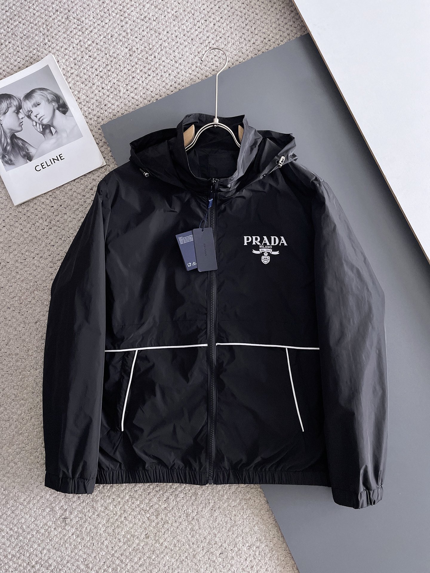 NO:122392,Prada's new spring jacket 2025, the new product on the show is perfect, comfortable and warm, the three-standard complete colors and full and attractive, and the very outstanding design easily advances the sense of fashion. The workmanship is extremely exquisite and rigorous, and the wiring is neat and meticulous!  A masterpiece of a big-name designer!  The upper body doesn't look bloated and super handsome!  Spot code M ~ XXXL,,prada,jackets & coats,jackets & coats,alexander wang19860909普拉达 2025春季新款夹克外套,秀场新品品相非常完美,舒适保暖,三标齐全色泽饱满诱人,非常出彩的设计,轻松将时髦感进阶,做工极为考究严谨,走线工整细致！大牌设计师巨作！上身不显臃肿、超级帅气！现货码数M ～ XXXL,,prada,jackets & coats,jackets & coats,alexander wang,Men's clothing