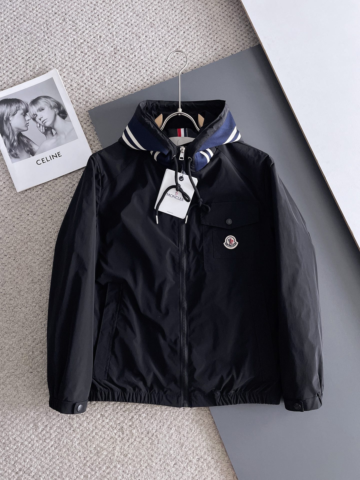 NO:122386,The new men's jacket in early spring 2025, the original single three-standard full high-end version!  Customized fabrics for counters are breathable and comfortable, with impeccable details, brand elements design concept, professional purchasing level reflects high quality. The feel is delicate and soft!  It is casually cut, with a great upper body style!  Code number M~XXXL, Moncler, jackets & coats, jackets & coats, alexander wang19860909蒙口 2025初春新款男士夹克外套,原单三标齐全高端版本！专柜定制面料 透气舒适度高,细节无可挑剔,品牌元素设计理念,专业代购级体现高品质.手感细腻柔软！呈现休闲裁剪,上身版型超赞！码数M～XXXL,,Moncler,jackets & coats,jackets & coats,alexander wang,Men's clothing