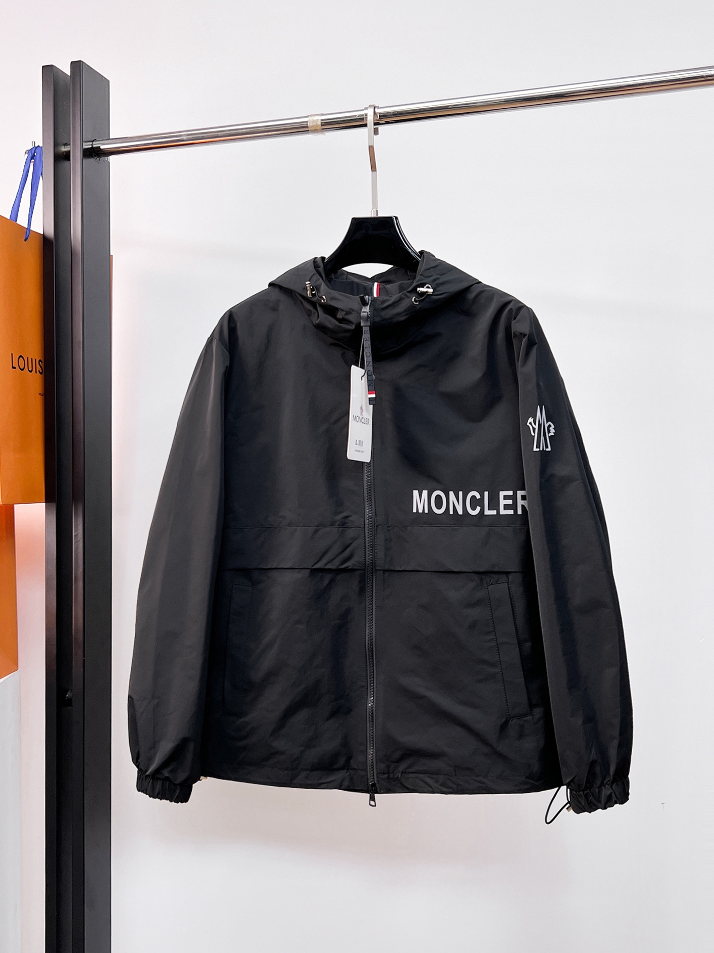 NO:130719,The new 2025 spring jacket, the new product on the show is perfect, comfortable and warm, the three-standard complete colors and full and attractive, and the very outstanding design easily advances the sense of fashion. The workmanship is extremely exquisite and rigorous, and the wiring is neat and meticulous!  A masterpiece of a big-name designer!  The upper body doesn't look bloated and super handsome!  Spot code M ~ 3XL, Moncler, jackets & coats, jackets & coats, alexander wang19860909蒙口 2025春季新款夹克外套,秀场新品品相非常完美,舒适保暖,三标齐全色泽饱满诱人,非常出彩的设计,轻松将时髦感进阶,做工极为考究严谨,走线工整细致！大牌设计师巨作！上身不显臃肿、超级帅气！现货码数M ～ 3XL,,Moncler,jackets & coats,jackets & coats,alexander wang,Men's clothing