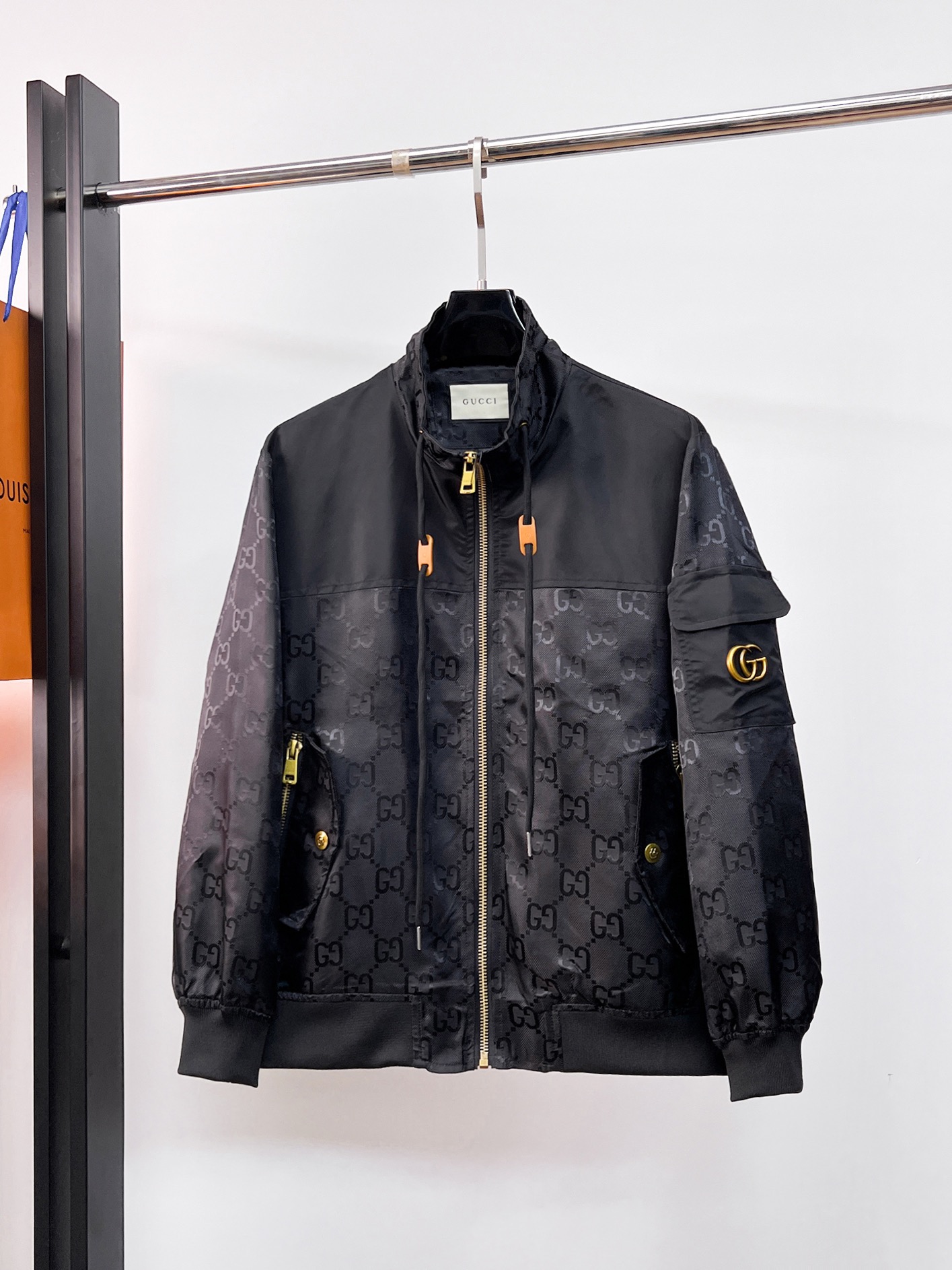 NO:130718,Guqi 2025 spring new jacket jacket, the new product on the show is perfect, comfortable and warm, the three standards are complete in color and full and attractive, and the very outstanding design easily advances the sense of fashion, the workmanship is extremely exquisite and rigorous, and the wiring is neat and meticulous!  A masterpiece of a big-name designer!  The upper body doesn't look bloated and super handsome!  Spot code M ~ 3XL,,jackets & coats,jackets & coats,alexander wang19860909古奇 2025春季新款夹克外套,秀场新品品相非常完美,舒适保暖,三标齐全色泽饱满诱人,非常出彩的设计,轻松将时髦感进阶,做工极为考究严谨,走线工整细致！大牌设计师巨作！上身不显臃肿、超级帅气！现货码数M ～ 3XL,,jackets & coats,jackets & coats,alexander wang,Men's clothing