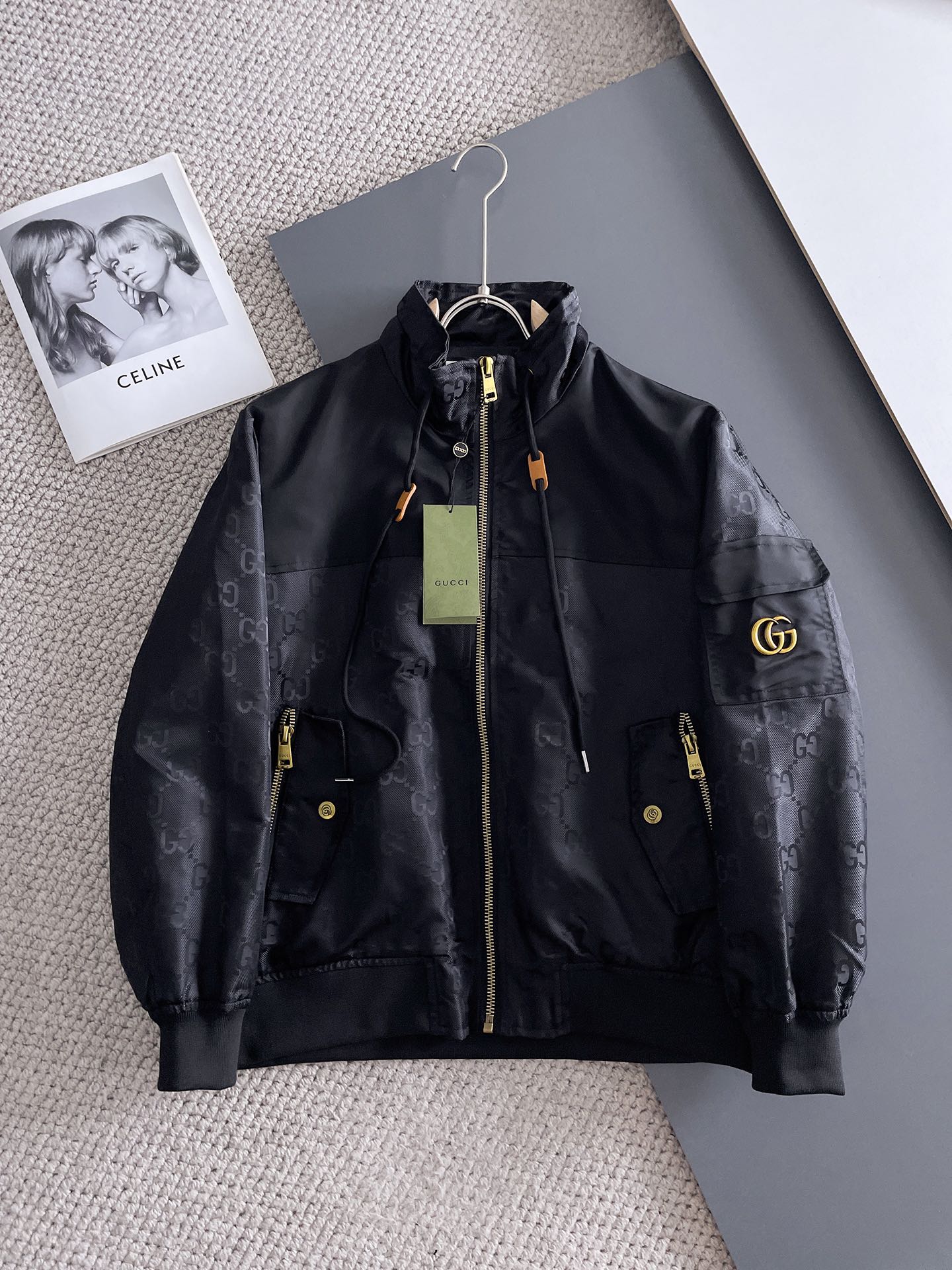 NO:122369,Guqi 2025 spring new jacket jacket, the new product on the show is perfect, comfortable and warm, the three standards are complete in color and full and attractive, and the very outstanding design easily advances the sense of fashion, the workmanship is extremely exquisite and rigorous, and the wiring is neat and meticulous!  A masterpiece of a big-name designer!  The upper body doesn't look bloated and super handsome!  Spot code M ~ XXXL,,jackets & coats,jackets & coats,alexander wang19860909古奇 2025春季新款夹克外套,秀场新品品相非常完美,舒适保暖,三标齐全色泽饱满诱人,非常出彩的设计,轻松将时髦感进阶,做工极为考究严谨,走线工整细致！大牌设计师巨作！上身不显臃肿、超级帅气！现货码数M ～ XXXL,,jackets & coats,jackets & coats,alexander wang,Men's clothing