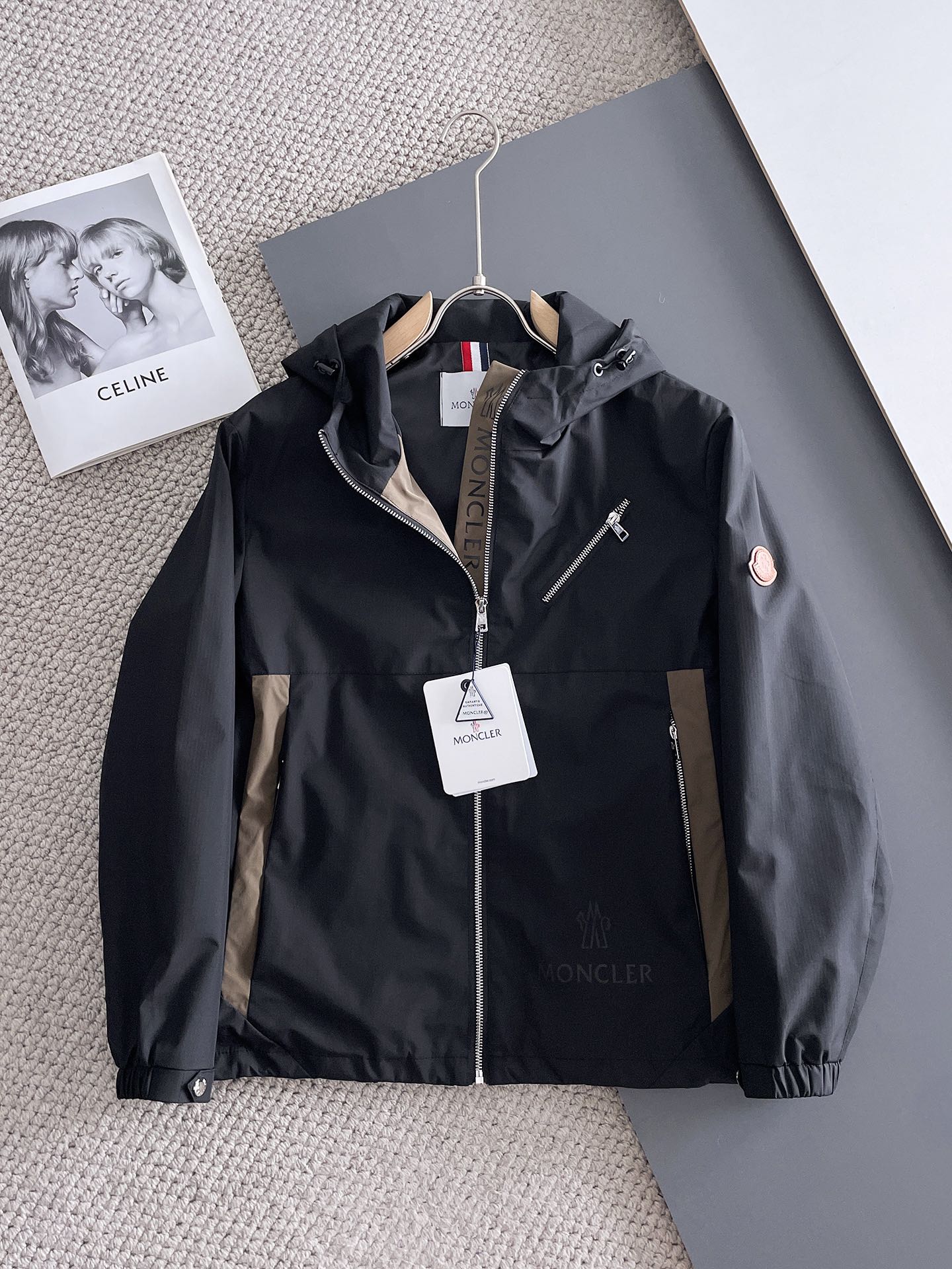 NO:122372,The new 2025 spring jacket, the new product on the show is perfect, comfortable and warm, the three-standard complete colors and full and attractive, and the very outstanding design easily advances the sense of fashion. The workmanship is extremely exquisite and rigorous, and the wiring is neat and meticulous!  A masterpiece of a big-name designer!  The upper body doesn't look bloated and super handsome!  Spot code M ~ XXXL,,Moncler,jackets & coats,jackets & coats,alexander wang19860909蒙口 2025春季新款夹克外套,秀场新品品相非常完美,舒适保暖,三标齐全色泽饱满诱人,非常出彩的设计,轻松将时髦感进阶,做工极为考究严谨,走线工整细致！大牌设计师巨作！上身不显臃肿、超级帅气！现货码数M ～ XXXL,,Moncler,jackets & coats,jackets & coats,alexander wang,Men's clothing