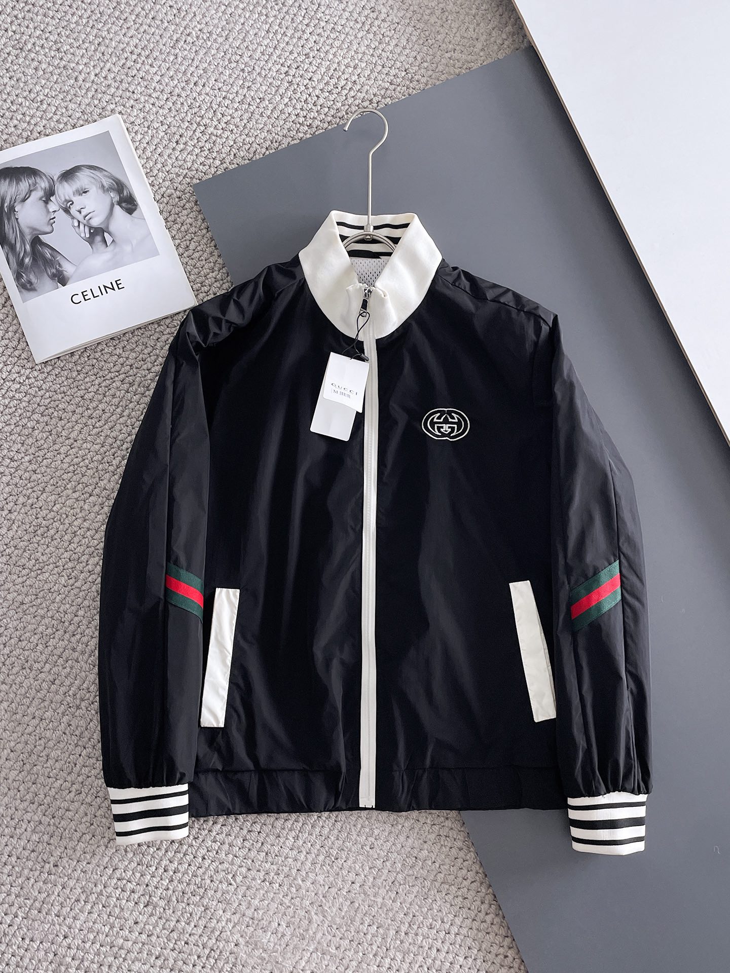 NO:122375,Guqi 2025 spring new jacket jacket, the new product on the show is perfect, comfortable and warm, the three standards are complete in color and full and attractive, and the very outstanding design easily advances the sense of fashion, the workmanship is extremely exquisite and rigorous, and the wiring is neat and meticulous!  A masterpiece of a big-name designer!  The upper body doesn't look bloated and super handsome!  Spot code M ~ XXXL,,jackets & coats,jackets & coats,alexander wang19860909古奇 2025春季新款夹克外套,秀场新品品相非常完美,舒适保暖,三标齐全色泽饱满诱人,非常出彩的设计,轻松将时髦感进阶,做工极为考究严谨,走线工整细致！大牌设计师巨作！上身不显臃肿、超级帅气！现货码数M ～ XXXL,,jackets & coats,jackets & coats,alexander wang,Men's clothing