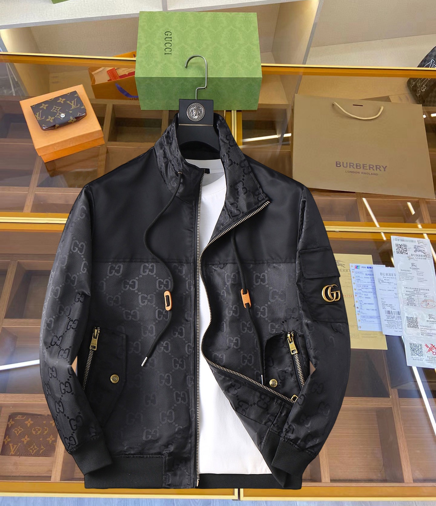NO:119273,Guqi 2025 Spring New Jacket Jacket, the new product on the show is perfect, comfortable and warm when worn on both sides, three-standard full color and attractive, and the very outstanding design easily advances the sense of fashion, the workmanship is extremely exquisite and rigorous, and the wiring is neat and meticulous!  A masterpiece of a big-name designer!  The upper body doesn't look bloated and super handsome!  Spot code M ~ XXXL,,jackets & coats,jackets & coats,alexander wang19860909古奇 2025开春新款夹克外套,秀场新品品相非常完美,双面穿舒适保暖,三标齐全色泽饱满诱人,非常出彩的设计,轻松将时髦感进阶,做工极为考究严谨,走线工整细致！大牌设计师巨作！上身不显臃肿、超级帅气！现货码数M ～ XXXL,,jackets & coats,jackets & coats,alexander wang,Men's clothing