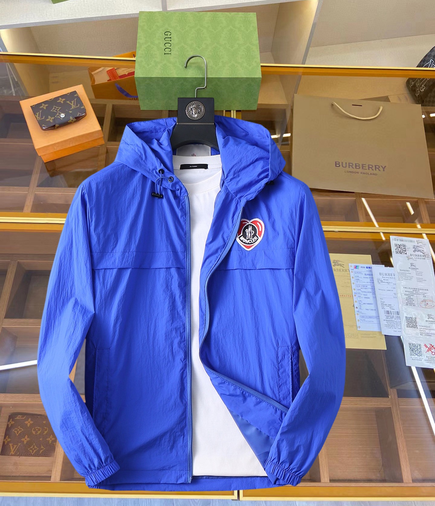 NO:119282,The new jacket and jacket for the spring of 2025 are perfect in the show. The two-sided wear is comfortable and warm, the three-standard color is full and attractive, and the very outstanding design easily advances the sense of fashion. The workmanship is extremely exquisite and rigorous, and the wiring is neat and meticulous!  A masterpiece of a big-name designer!  The upper body doesn't look bloated and super handsome!  Spot code M ~ XXXL,,Moncler,jackets & coats,jackets & coats,alexander wang19860909蒙口 2025开春新款夹克外套,秀场新品品相非常完美,双面穿舒适保暖,三标齐全色泽饱满诱人,非常出彩的设计,轻松将时髦感进阶,做工极为考究严谨,走线工整细致！大牌设计师巨作！上身不显臃肿、超级帅气！现货码数M ～ XXXL,,Moncler,jackets & coats,jackets & coats,alexander wang,Men's clothing