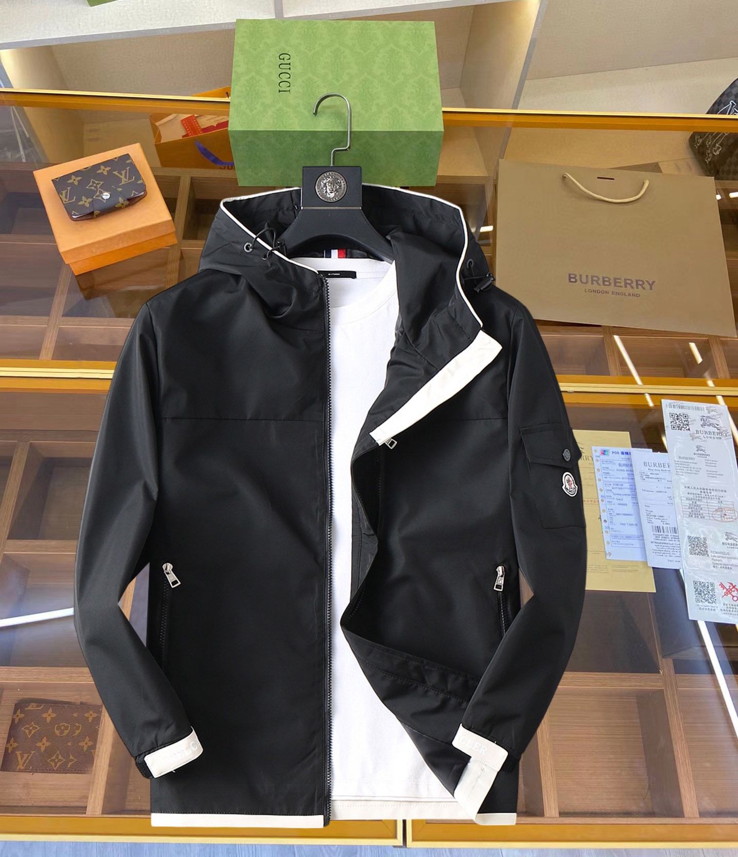 NO:119288,The new jacket and jacket for the spring of 2025 are perfect in the show. The two-sided wear is comfortable and warm, the three-standard color is full and attractive, and the very outstanding design easily advances the sense of fashion. The workmanship is extremely exquisite and rigorous, and the wiring is neat and meticulous!  A masterpiece of a big-name designer!  The upper body doesn't look bloated and super handsome!  Spot code M ~ XXXL,,Moncler,jackets & coats,jackets & coats,alexander wang19860909蒙口 2025开春新款夹克外套,秀场新品品相非常完美,双面穿舒适保暖,三标齐全色泽饱满诱人,非常出彩的设计,轻松将时髦感进阶,做工极为考究严谨,走线工整细致！大牌设计师巨作！上身不显臃肿、超级帅气！现货码数M ～ XXXL,,Moncler,jackets & coats,jackets & coats,alexander wang,Men's clothing