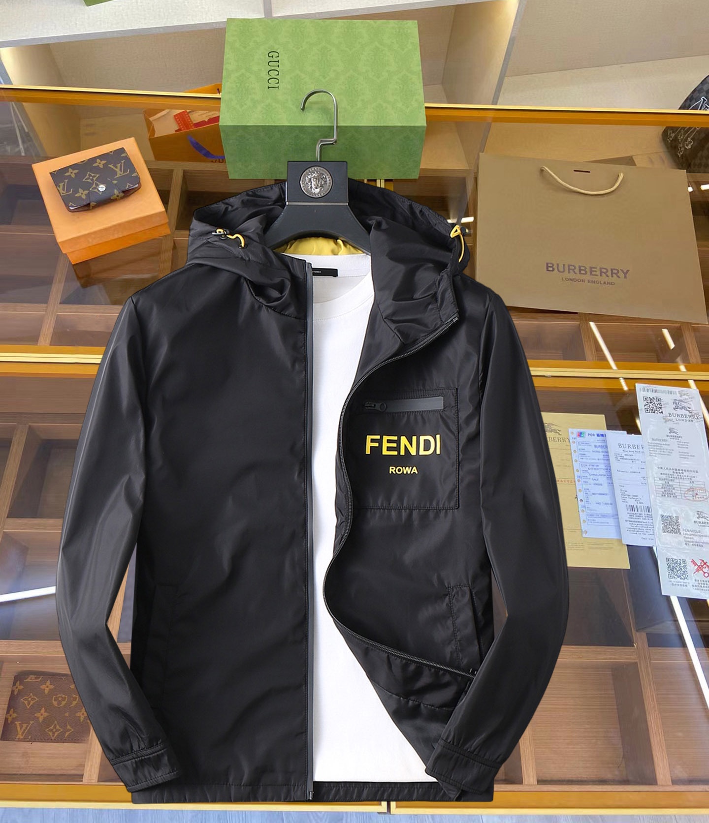 NO:119279,Fendi 2025 Spring New Jacket Jacket, the new product on the show is perfect, comfortable and warm when worn on both sides, three-standard full color and attractive, and the very outstanding design easily advances the sense of fashion, the workmanship is extremely exquisite and rigorous, and the wiring is neat and meticulous!  A masterpiece of a big-name designer!  The upper body doesn't look bloated and super handsome!  Spot code M ~ XXXL,,fendi,jackets & coats,jackets & coats,alexander wang19860909芬迪 2025开春新款夹克外套,秀场新品品相非常完美,双面穿舒适保暖,三标齐全色泽饱满诱人,非常出彩的设计,轻松将时髦感进阶,做工极为考究严谨,走线工整细致！大牌设计师巨作！上身不显臃肿、超级帅气！现货码数M ～ XXXL,,fendi,jackets & coats,jackets & coats,alexander wang,Men's clothing