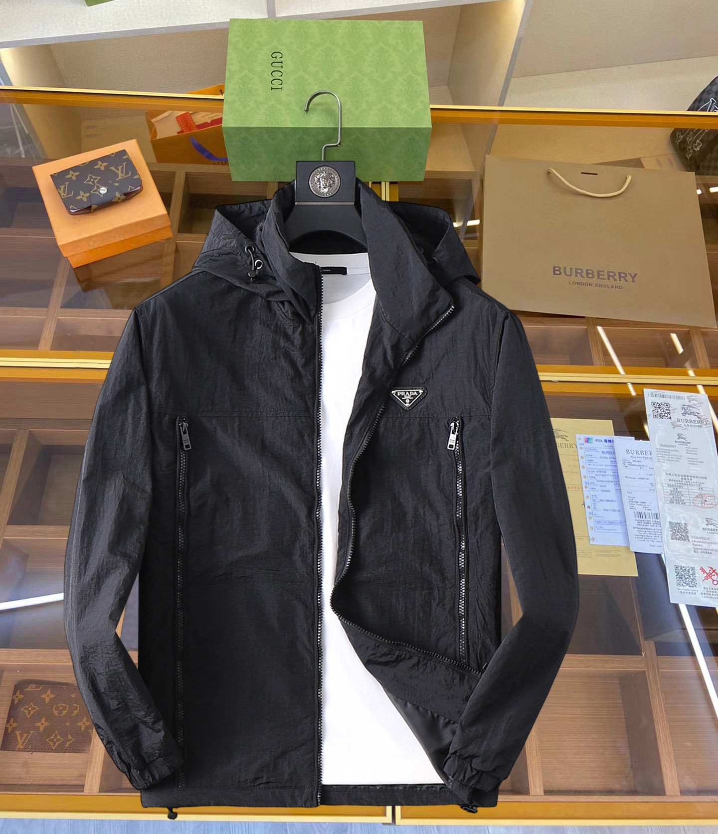 NO:119291,Prada's new spring jacket 2025, the new product on the show is perfect, comfortable and warm when worn on both sides, three-standard full color and attractive, and the very outstanding design easily advances the sense of fashion, the workmanship is extremely exquisite and rigorous, and the wiring is neat and meticulous!  A masterpiece of a big-name designer!  The upper body doesn't look bloated and super handsome!  Spot code M ~ XXXL,,prada,jackets & coats,jackets & coats,alexander wang19860909普拉达 2025开春新款夹克外套,秀场新品品相非常完美,双面穿舒适保暖,三标齐全色泽饱满诱人,非常出彩的设计,轻松将时髦感进阶,做工极为考究严谨,走线工整细致！大牌设计师巨作！上身不显臃肿、超级帅气！现货码数M ～ XXXL,,prada,jackets & coats,jackets & coats,alexander wang,Men's clothing