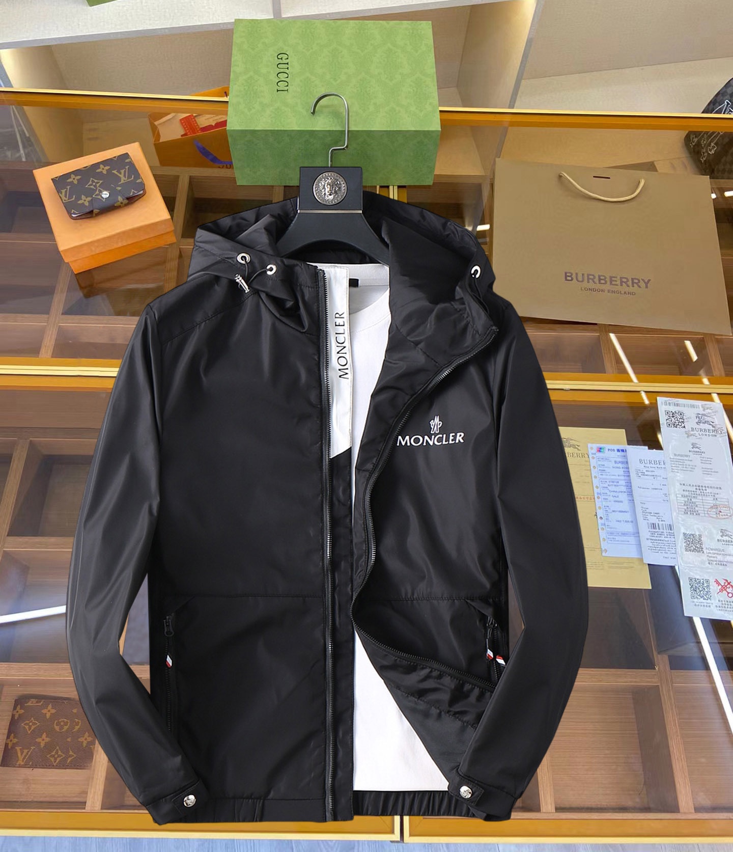 NO:119269,The new jacket and jacket for the spring of 2025 are perfect in the show. The two-sided wear is comfortable and warm, the three-standard color is full and attractive, and the very outstanding design easily advances the sense of fashion. The workmanship is extremely exquisite and rigorous, and the wiring is neat and meticulous!  A masterpiece of a big-name designer!  The upper body doesn't look bloated and super handsome!  Spot code M ~ XXXL,,Moncler,jackets & coats,jackets & coats,alexander wang19860909蒙口 2025开春新款夹克外套,秀场新品品相非常完美,双面穿舒适保暖,三标齐全色泽饱满诱人,非常出彩的设计,轻松将时髦感进阶,做工极为考究严谨,走线工整细致！大牌设计师巨作！上身不显臃肿、超级帅气！现货码数M ～ XXXL,,Moncler,jackets & coats,jackets & coats,alexander wang,Men's clothing