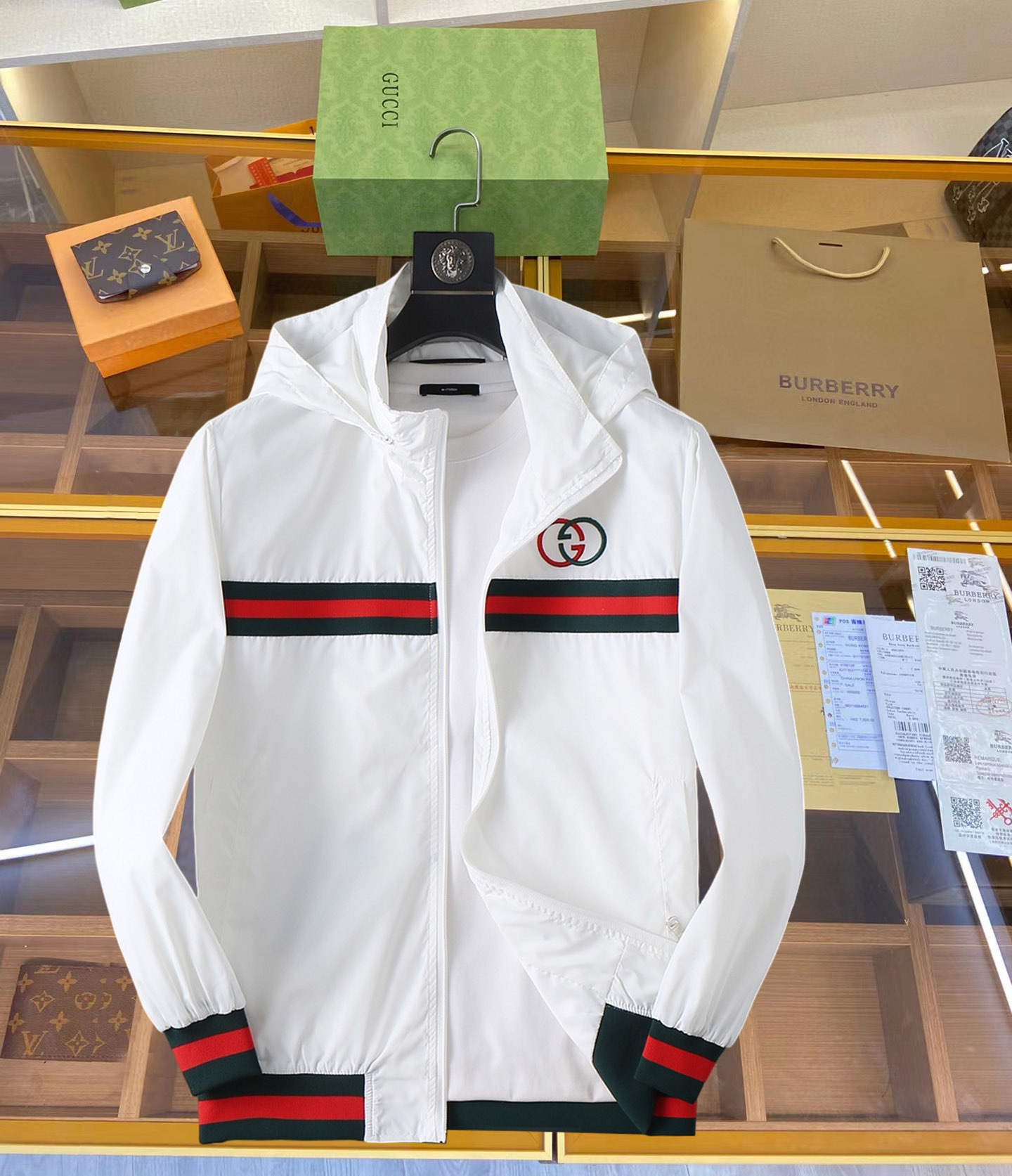 NO:119272,Guqi 2025 Spring New Jacket Jacket, the new product on the show is perfect, comfortable and warm when worn on both sides, three-standard full color and attractive, and the very outstanding design easily advances the sense of fashion, the workmanship is extremely exquisite and rigorous, and the wiring is neat and meticulous!  A masterpiece of a big-name designer!  The upper body doesn't look bloated and super handsome!  Spot code M ~ XXXL,,jackets & coats,jackets & coats,alexander wang19860909古奇 2025开春新款夹克外套,秀场新品品相非常完美,双面穿舒适保暖,三标齐全色泽饱满诱人,非常出彩的设计,轻松将时髦感进阶,做工极为考究严谨,走线工整细致！大牌设计师巨作！上身不显臃肿、超级帅气！现货码数M ～ XXXL,,jackets & coats,jackets & coats,alexander wang,Men's clothing