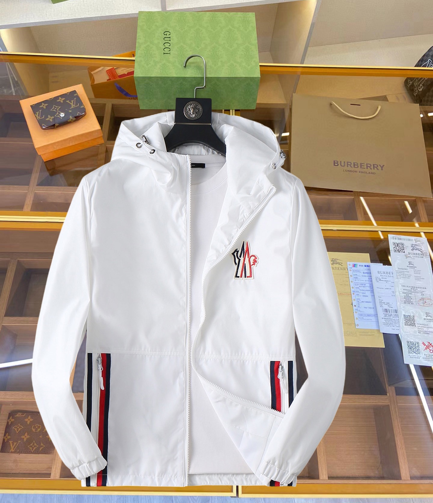 NO:119275,The new jacket and jacket for the spring of 2025 are perfect in the show. The two-sided wear is comfortable and warm, the three-standard color is full and attractive, and the very outstanding design easily advances the sense of fashion. The workmanship is extremely exquisite and rigorous, and the wiring is neat and meticulous!  A masterpiece of a big-name designer!  The upper body doesn't look bloated and super handsome!  Spot code M ~ XXXL,,Moncler,jackets & coats,jackets & coats,alexander wang19860909蒙口 2025开春新款夹克外套,秀场新品品相非常完美,双面穿舒适保暖,三标齐全色泽饱满诱人,非常出彩的设计,轻松将时髦感进阶,做工极为考究严谨,走线工整细致！大牌设计师巨作！上身不显臃肿、超级帅气！现货码数M ～ XXXL,,Moncler,jackets & coats,jackets & coats,alexander wang,Men's clothing