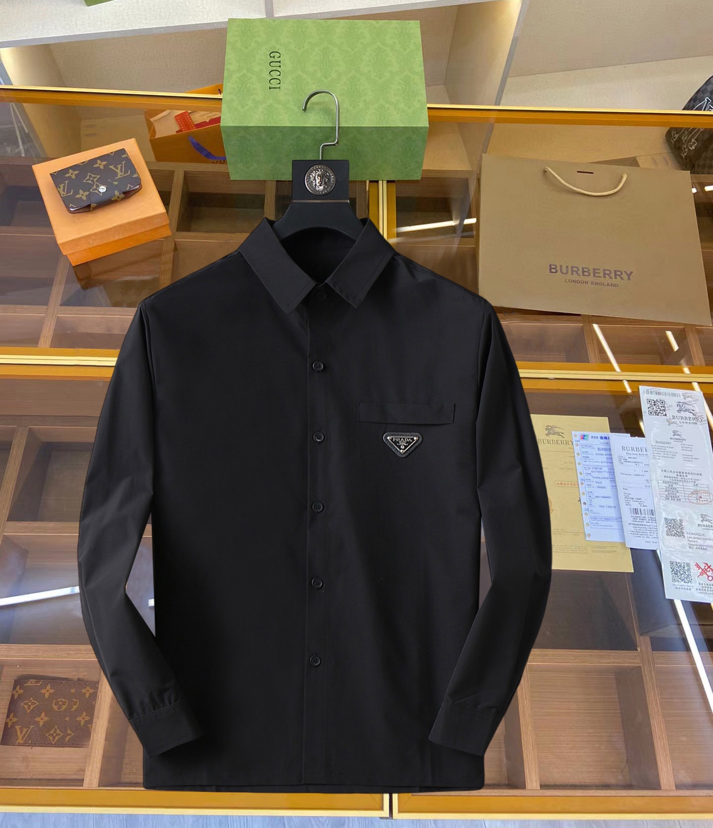 NO:119228,Prada High-end Casual Series!  2025 new spring counter casual long-sleeved shirt!  The latest brand element logo heavy industry design, traceless tailoring, imported 80-plus super high-stretched yarn cotton, smooth and comfortable to touch, good elasticity, soft and delicate, not easy to pill! It is extremely fashionable, durable and has a tone, and the upper body is very handsome, comfortable, and extremely stylish and versatile!  !  A must-have for successful men!  Size M-3XL, order to report height and weight, prada,shirts,alexander wang19860909普拉达 高端休闲系列！2025开春新品专柜休闲长袖衬衫！品牌最新元素logo重工设计 无痕剪裁 进口80支的超高支纱棉,手感柔滑舒适,弹性佳 软软细腻 不易起球!极为时尚耐看有腔调,上身非常帅气 舒服,极致有型的百搭款！！成功男士必备！尺码M-3XL,下单报身高体重,,prada,shirts,alexander wang,Men's clothing