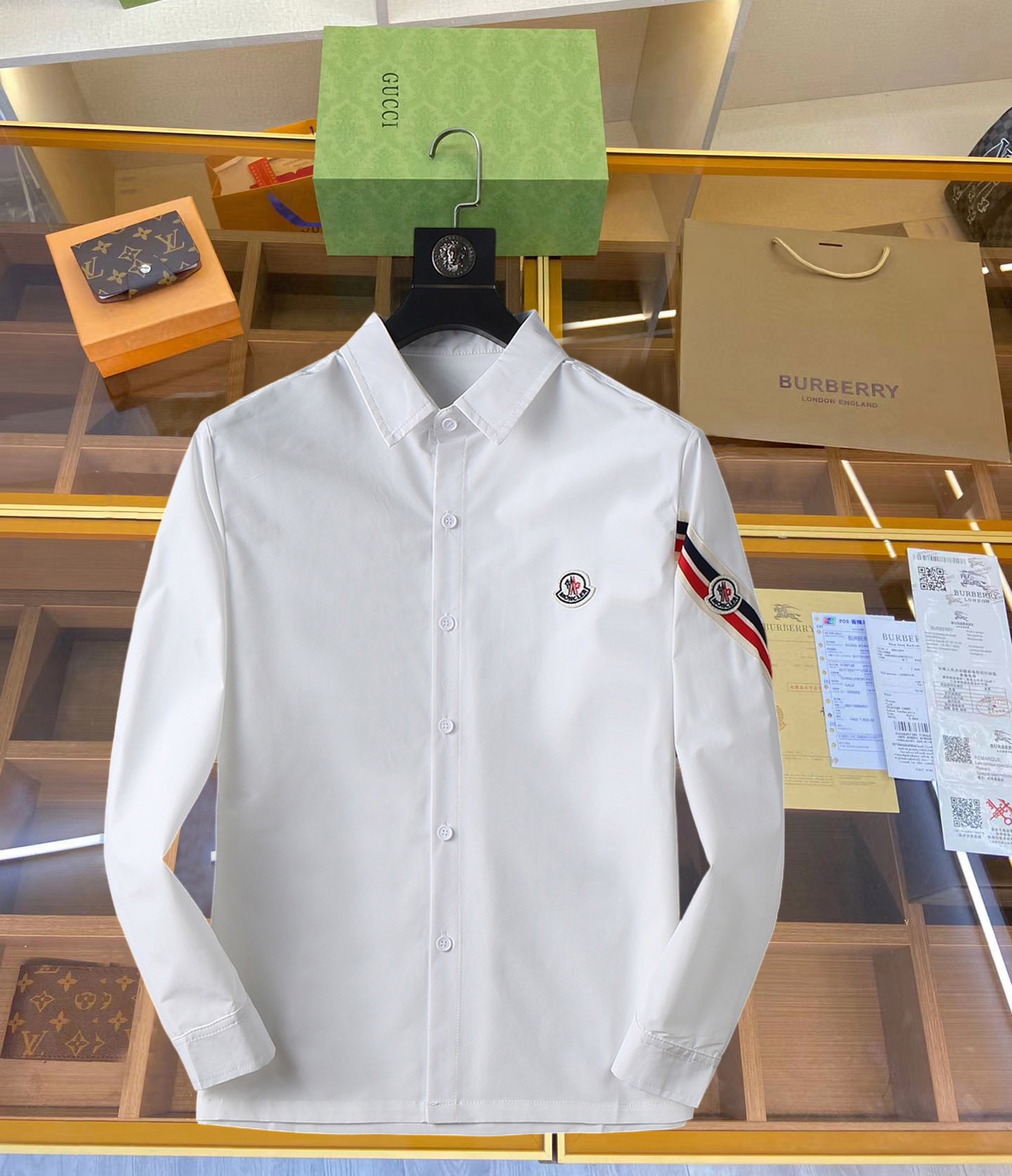 NO:119225,Mask high-end casual series!  2025 new spring counter casual long-sleeved shirt!  The latest brand element logo heavy industry design, traceless tailoring, imported 80-plus super high-stretched yarn cotton, smooth and comfortable to touch, good elasticity, soft and delicate, not easy to pill! It is extremely fashionable, durable and has a tone, and the upper body is very handsome, comfortable, and extremely stylish and versatile!  !  A must-have for successful men!  Size M-3XL, placing an order to report height and weight, Moncler,shirts,alexander wang19860909蒙口 高端休闲系列！2025开春新品专柜休闲长袖衬衫！品牌最新元素logo重工设计 无痕剪裁 进口80支的超高支纱棉,手感柔滑舒适,弹性佳 软软细腻 不易起球!极为时尚耐看有腔调,上身非常帅气 舒服,极致有型的百搭款！！成功男士必备！尺码M-3XL,下单报身高体重,,Moncler,shirts,alexander wang,Men's clothing