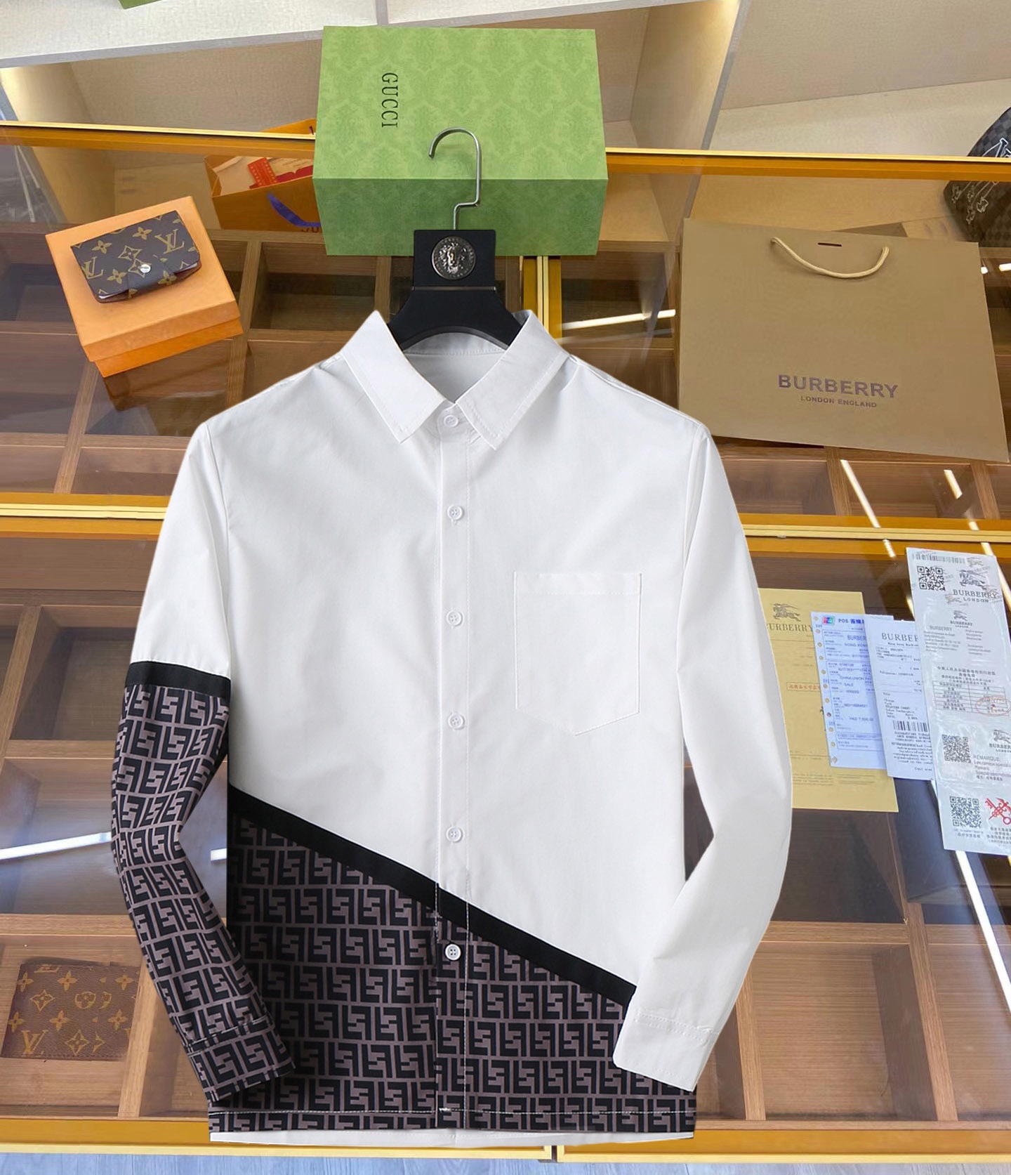 NO:119222,Fendi High-end Casual Series!  2025 new spring counter casual long-sleeved shirt!  The latest brand element logo heavy industry design, traceless tailoring, imported 80-plus super high-stretched yarn cotton, smooth and comfortable to touch, good elasticity, soft and delicate, not easy to pill! It is extremely fashionable, durable and has a tone, and the upper body is very handsome, comfortable, and extremely stylish and versatile!  !  A must-have for successful men!  Size M-3XL, placing an order to report height and weight, fendi,shirts,alexander wang19860909芬迪 高端休闲系列！2025开春新品专柜休闲长袖衬衫！品牌最新元素logo重工设计 无痕剪裁 进口80支的超高支纱棉,手感柔滑舒适,弹性佳 软软细腻 不易起球!极为时尚耐看有腔调,上身非常帅气 舒服,极致有型的百搭款！！成功男士必备！尺码M-3XL,下单报身高体重,,fendi,shirts,alexander wang,Men's clothing