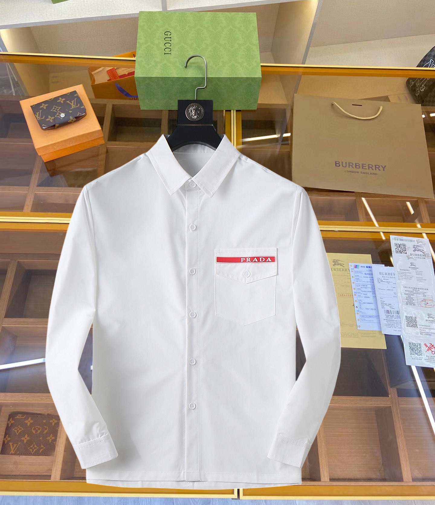 NO:119244,Prada High-end Casual Series!  2025 new spring counter casual long-sleeved shirt!  The latest brand element logo heavy industry design, traceless tailoring, imported 80-plus super high-stretched yarn cotton, smooth and comfortable to touch, good elasticity, soft and delicate, not easy to pill! It is extremely fashionable, durable and has a tone, and the upper body is very handsome, comfortable, and extremely stylish and versatile!  !  A must-have for successful men!  Size M-3XL, order to report height and weight, prada,shirts,alexander wang19860909普拉达 高端休闲系列！2025开春新品专柜休闲长袖衬衫！品牌最新元素logo重工设计 无痕剪裁 进口80支的超高支纱棉,手感柔滑舒适,弹性佳 软软细腻 不易起球!极为时尚耐看有腔调,上身非常帅气 舒服,极致有型的百搭款！！成功男士必备！尺码M-3XL,下单报身高体重,,prada,shirts,alexander wang,Men's clothing