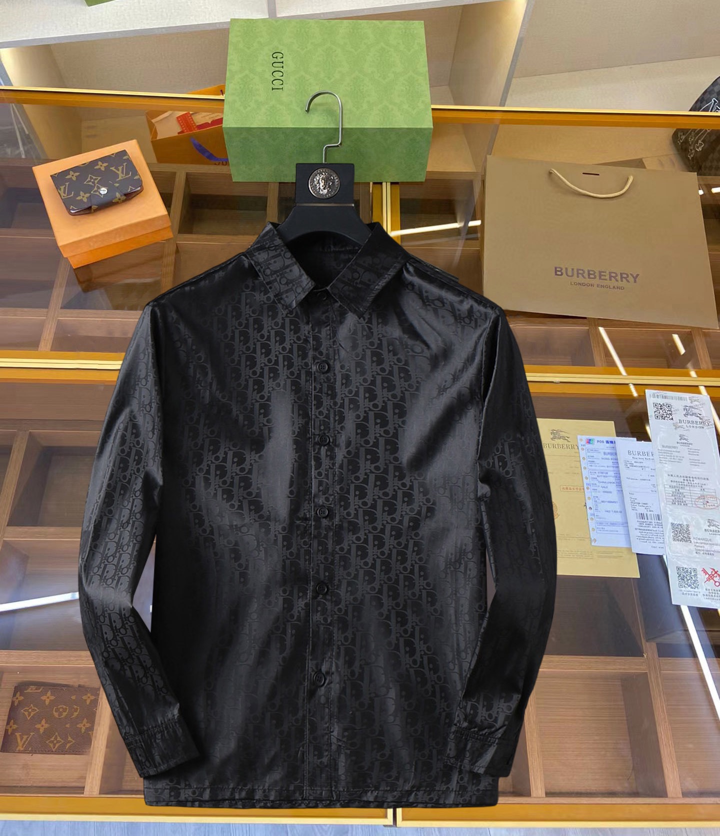 NO:119219,Dior High-end casual series!  2025 new spring counter casual long-sleeved shirt!  The latest brand element logo heavy industry design, traceless tailoring, imported 80-plus super high-stretched yarn cotton, smooth and comfortable to touch, good elasticity, soft and delicate, not easy to pill! It is extremely fashionable, durable and has a tone, and the upper body is very handsome, comfortable, and extremely stylish and versatile!  !  A must-have for successful men!  Size M-3XL, placing an order to report height and weight, dior,shirts,alexander wang19860909迪奥 高端休闲系列！2025开春新品专柜休闲长袖衬衫！品牌最新元素logo重工设计 无痕剪裁 进口80支的超高支纱棉,手感柔滑舒适,弹性佳 软软细腻 不易起球!极为时尚耐看有腔调,上身非常帅气 舒服,极致有型的百搭款！！成功男士必备！尺码M-3XL,下单报身高体重,,dior,shirts,alexander wang,Men's clothing