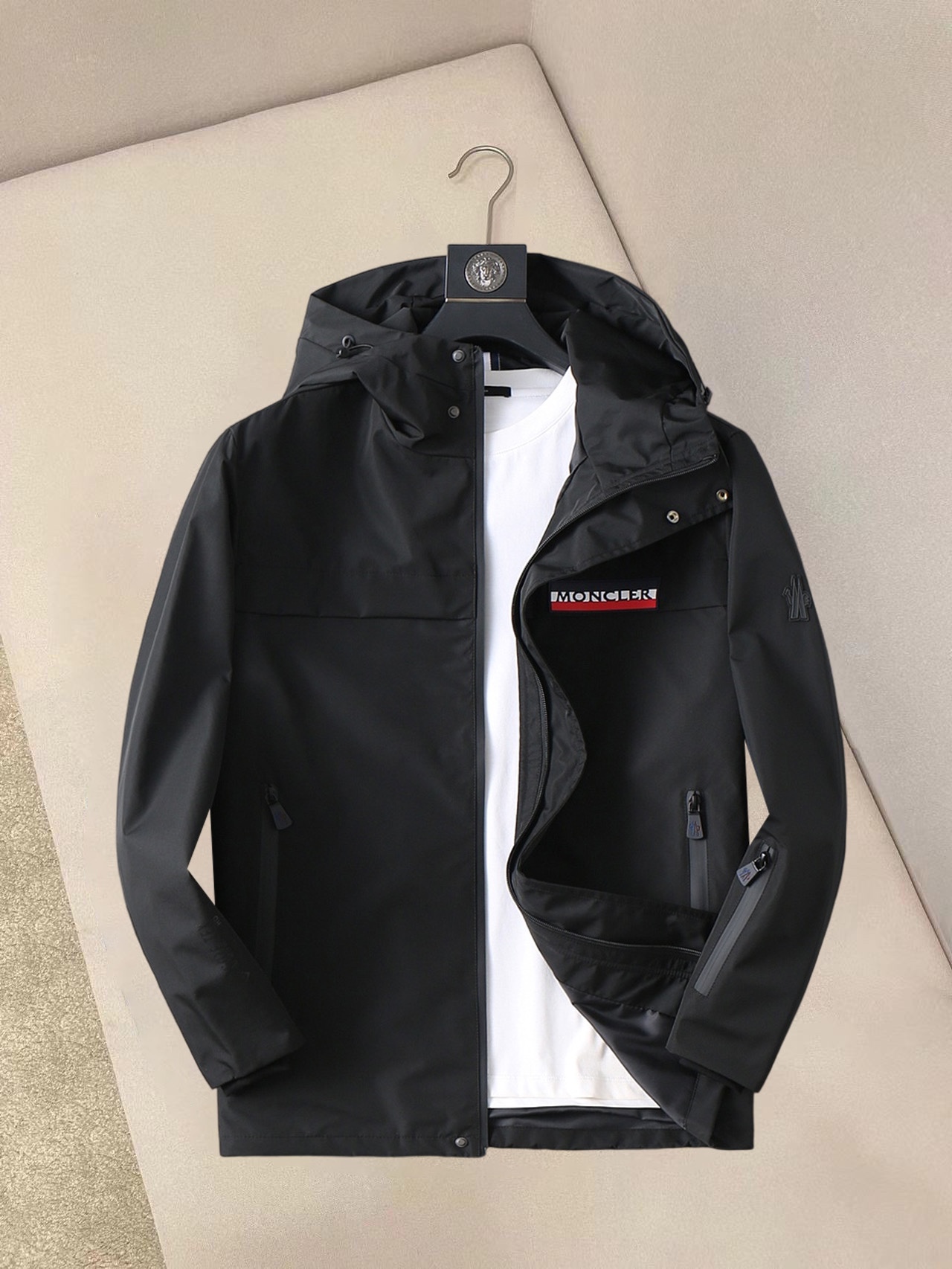 NO:132282,The new 2025 spring jacket, the new product on the show is perfect, comfortable and warm, the three-standard complete colors and full and attractive, and the very outstanding design easily advances the sense of fashion. The workmanship is extremely exquisite and rigorous, and the wiring is neat and meticulous!  A masterpiece of a big-name designer!  The upper body doesn't look bloated and super handsome!  Spot code M ~ XXXL,,Moncler,jackets & coats,jackets & coats,alexander wang19860909蒙口 2025春季新款夹克外套,秀场新品品相非常完美,舒适保暖,三标齐全色泽饱满诱人,非常出彩的设计,轻松将时髦感进阶,做工极为考究严谨,走线工整细致！大牌设计师巨作！上身不显臃肿、超级帅气！现货码数M ～ XXXL,,Moncler,jackets & coats,jackets & coats,alexander wang,Men's clothing