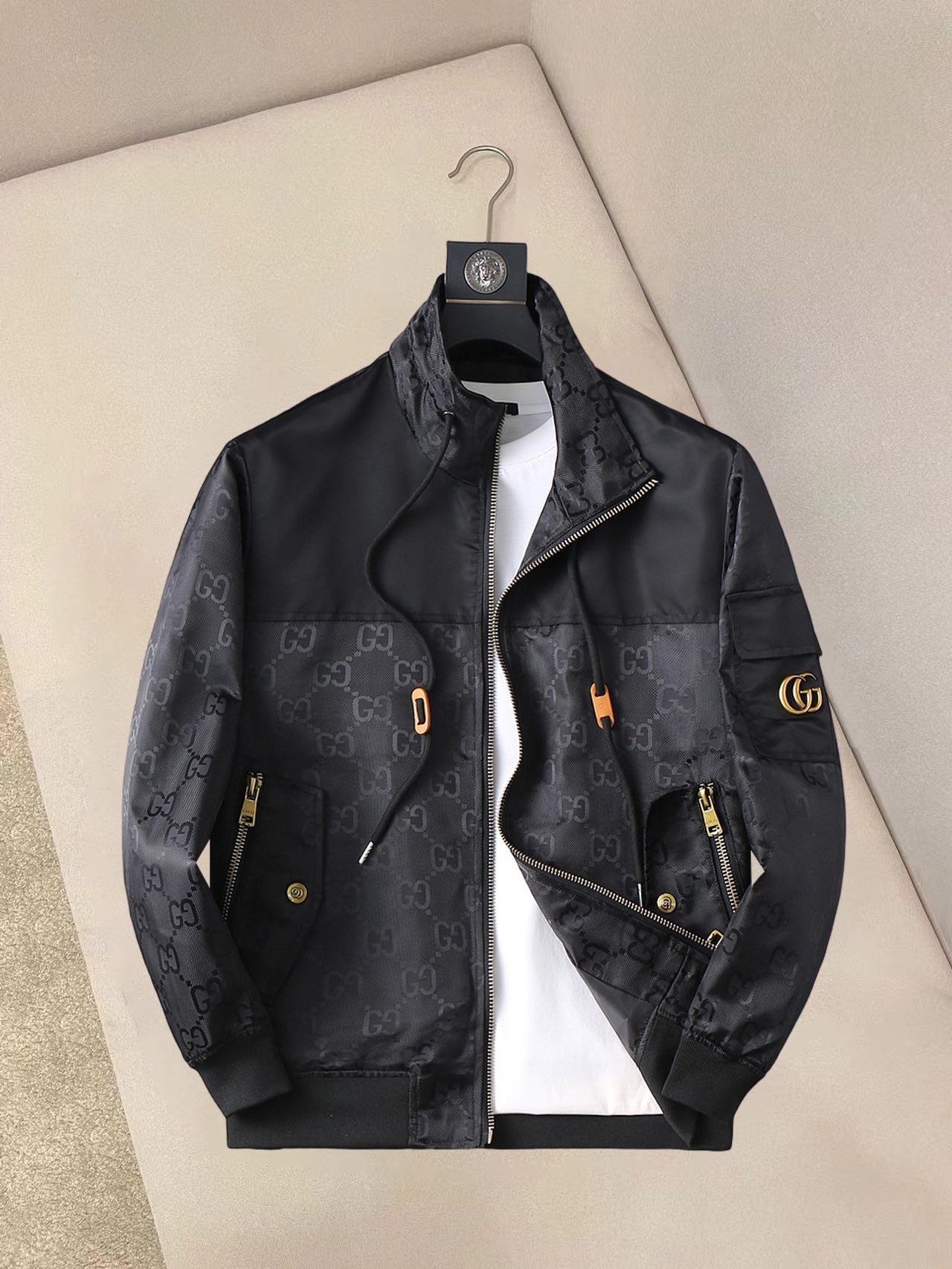 NO:132285,Guqi 2025 spring new jacket jacket, the new product on the show is perfect, comfortable and warm, the three standards are complete in color and full and attractive, and the very outstanding design easily advances the sense of fashion, the workmanship is extremely exquisite and rigorous, and the wiring is neat and meticulous!  A masterpiece of a big-name designer!  The upper body doesn't look bloated and super handsome!  Spot code M ~ XXXL,,jackets & coats,jackets & coats,alexander wang19860909古奇 2025春季新款夹克外套,秀场新品品相非常完美,舒适保暖,三标齐全色泽饱满诱人,非常出彩的设计,轻松将时髦感进阶,做工极为考究严谨,走线工整细致！大牌设计师巨作！上身不显臃肿、超级帅气！现货码数M ～ XXXL,,jackets & coats,jackets & coats,alexander wang,Men's clothing