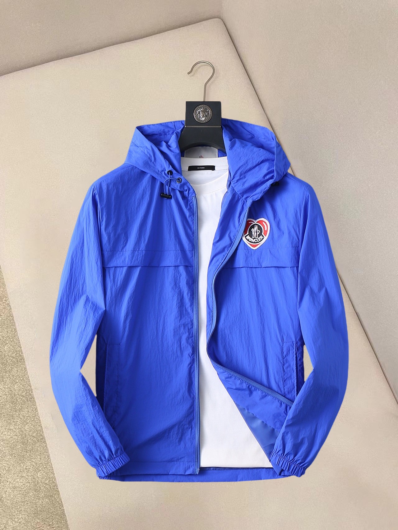 NO:132247,The new 2025 spring jacket, the new product on the show is perfect, comfortable and warm, the three-standard complete colors and full and attractive, and the very outstanding design easily advances the sense of fashion. The workmanship is extremely exquisite and rigorous, and the wiring is neat and meticulous!  A masterpiece of a big-name designer!  The upper body doesn't look bloated and super handsome!  Spot code M ~ XXXL,,Moncler,jackets & coats,jackets & coats,alexander wang19860909蒙口 2025春季新款夹克外套,秀场新品品相非常完美,舒适保暖,三标齐全色泽饱满诱人,非常出彩的设计,轻松将时髦感进阶,做工极为考究严谨,走线工整细致！大牌设计师巨作！上身不显臃肿、超级帅气！现货码数M ～ XXXL,,Moncler,jackets & coats,jackets & coats,alexander wang,Men's clothing